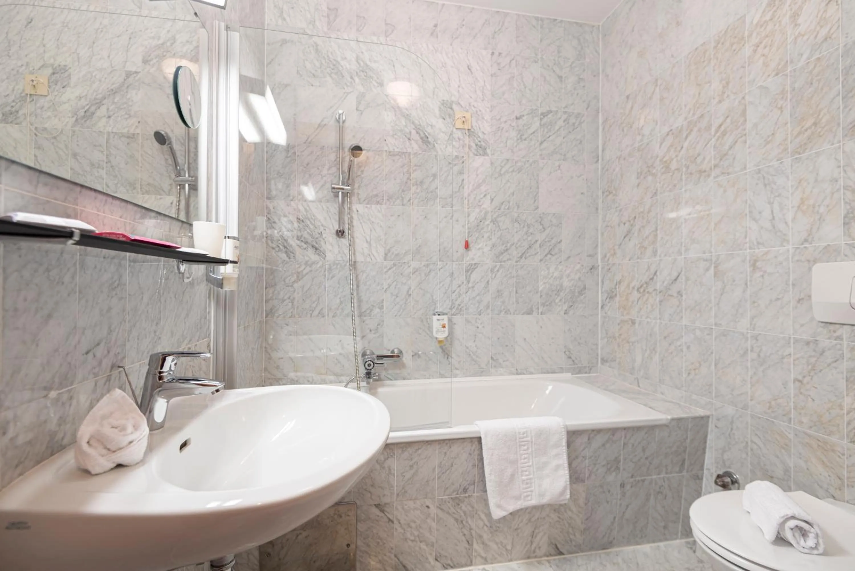 Bathroom in Hotel Germania Gastein - ganzjährig inklusive Alpentherme Gastein & Sommersaison inklusive Gasteiner Bergbahnen