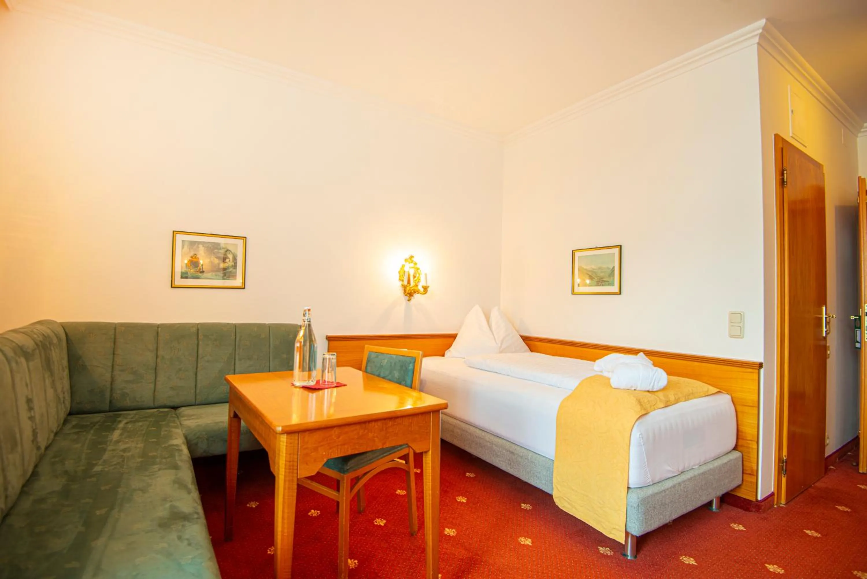 Staff, Bed in Hotel Germania Gastein - ganzjährig inklusive Alpentherme Gastein & Sommersaison inklusive Gasteiner Bergbahnen