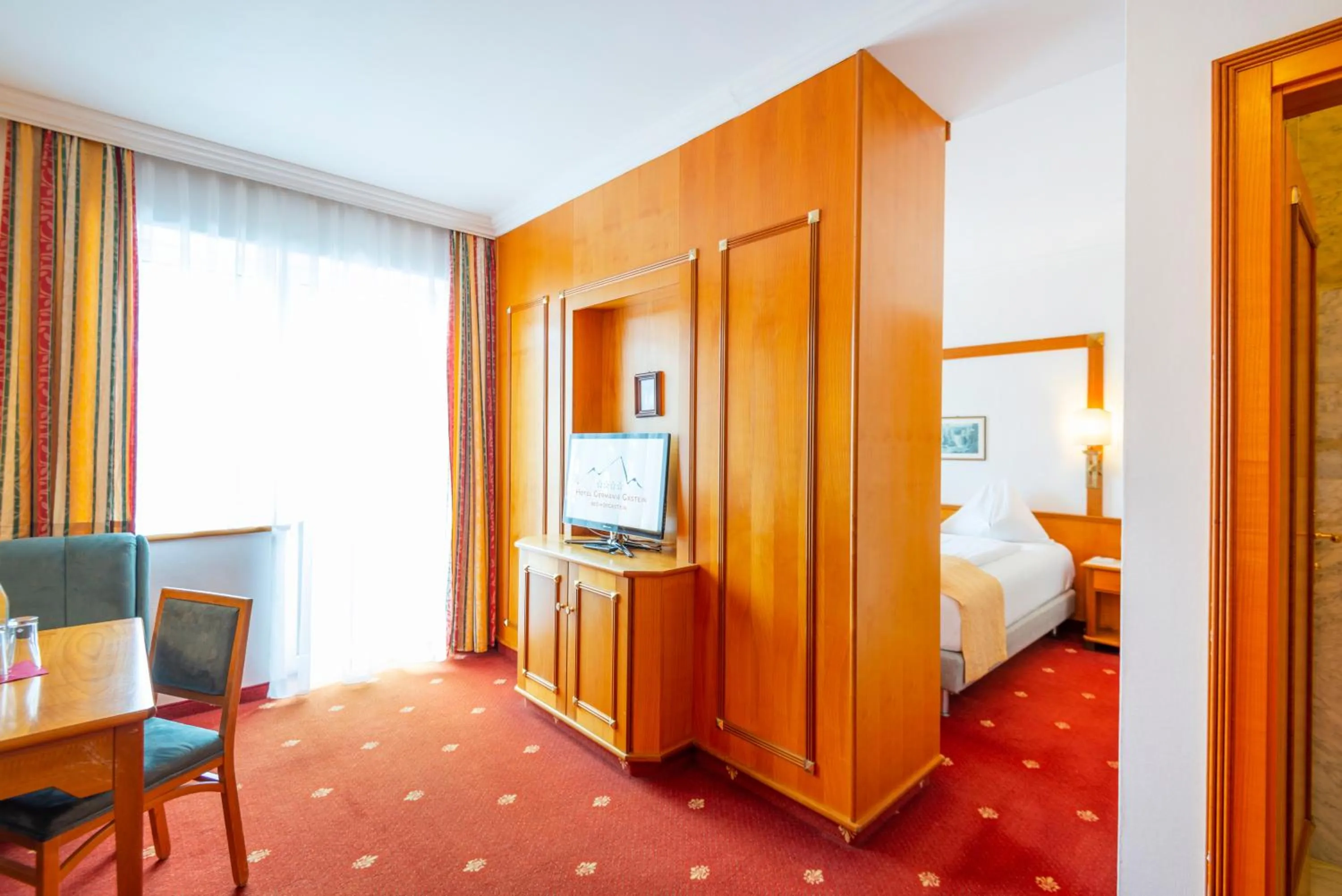 Photo of the whole room, Bed in Hotel Germania Gastein - ganzjährig inklusive Alpentherme Gastein & Sommersaison inklusive Gasteiner Bergbahnen