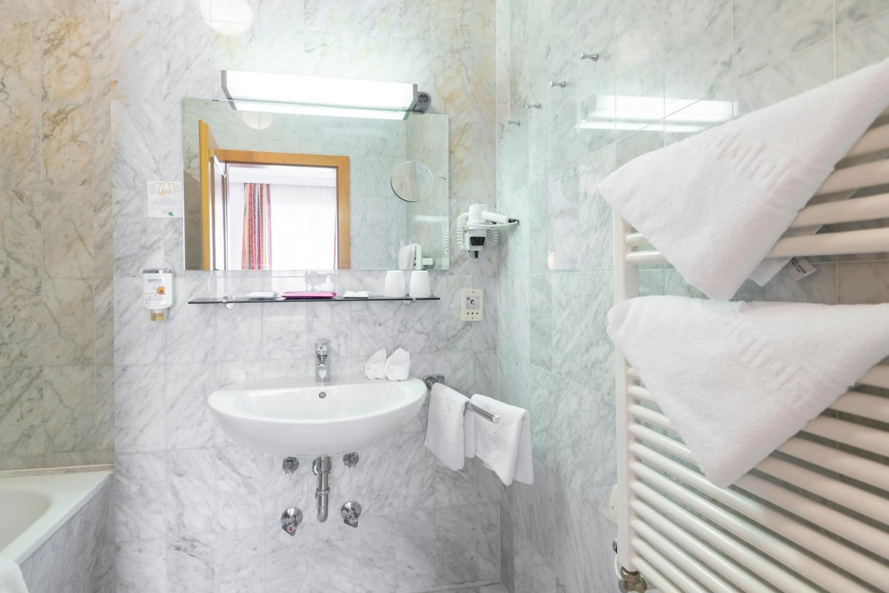 Bathroom in Hotel Germania Gastein - ganzjährig inklusive Alpentherme Gastein & Sommersaison inklusive Gasteiner Bergbahnen