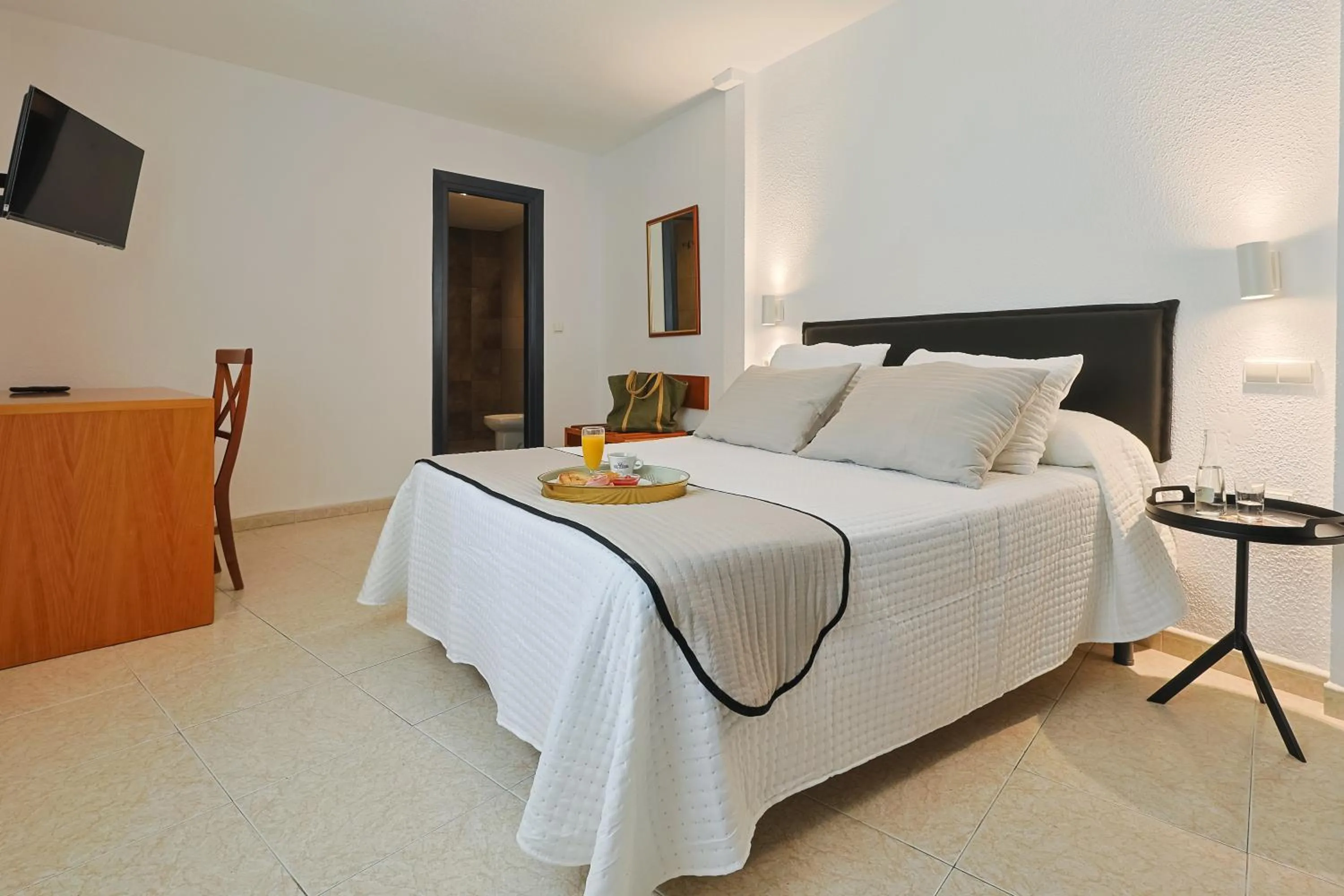 Bedroom, Bed in Hotel Olas de Almuñécar