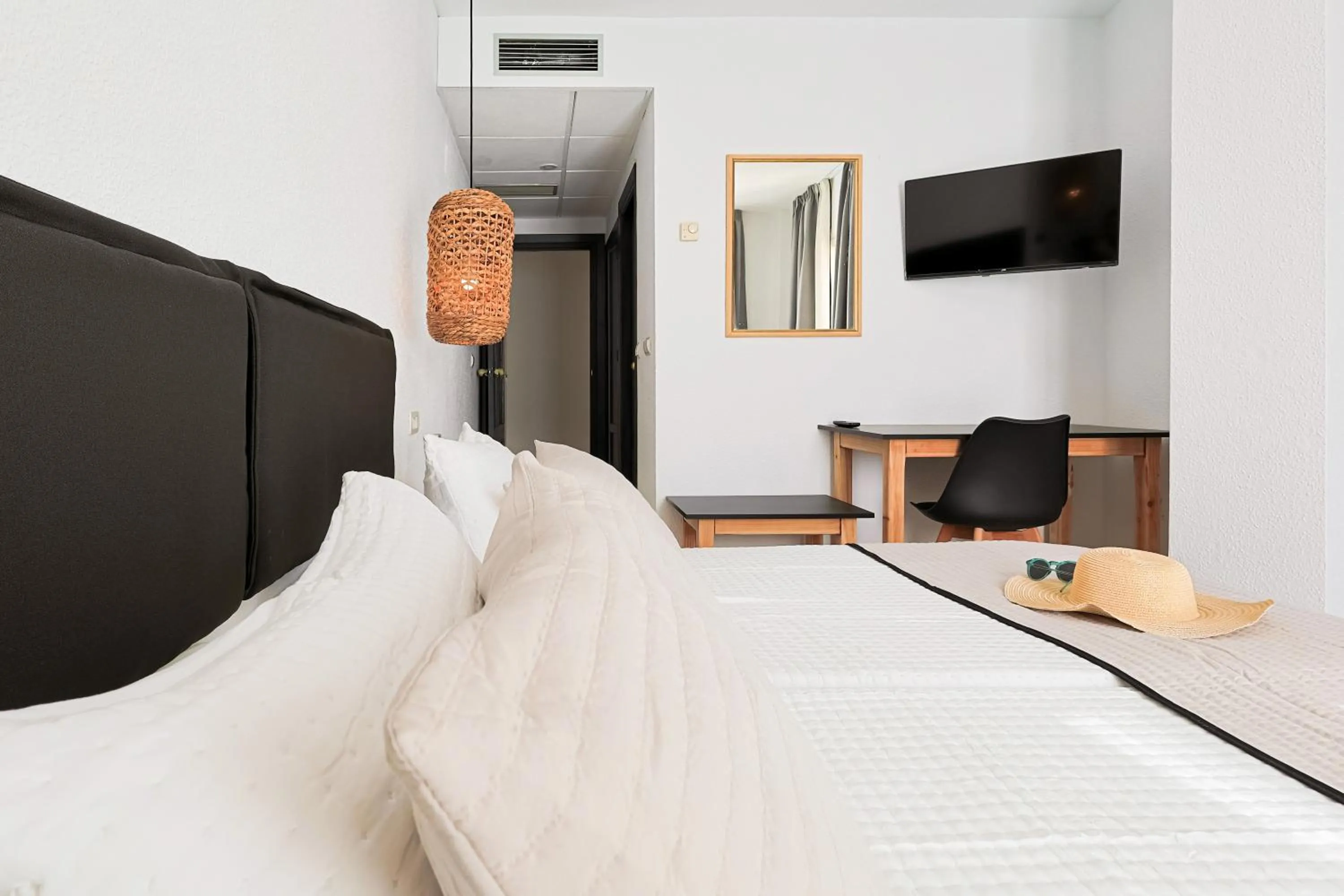 Bedroom, Bed in Hotel Olas de Almuñécar