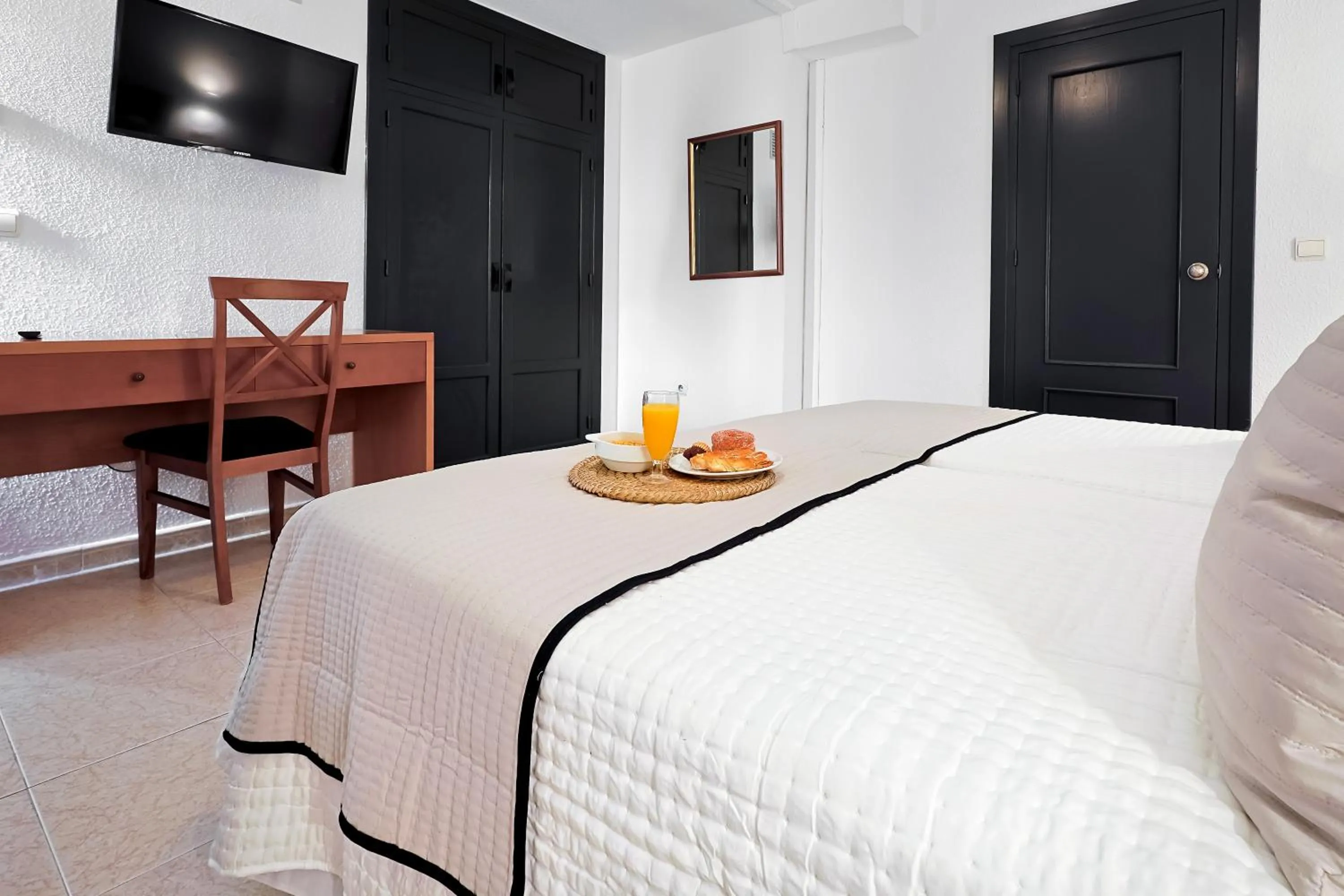 Bedroom, Bed in Hotel Olas de Almuñécar