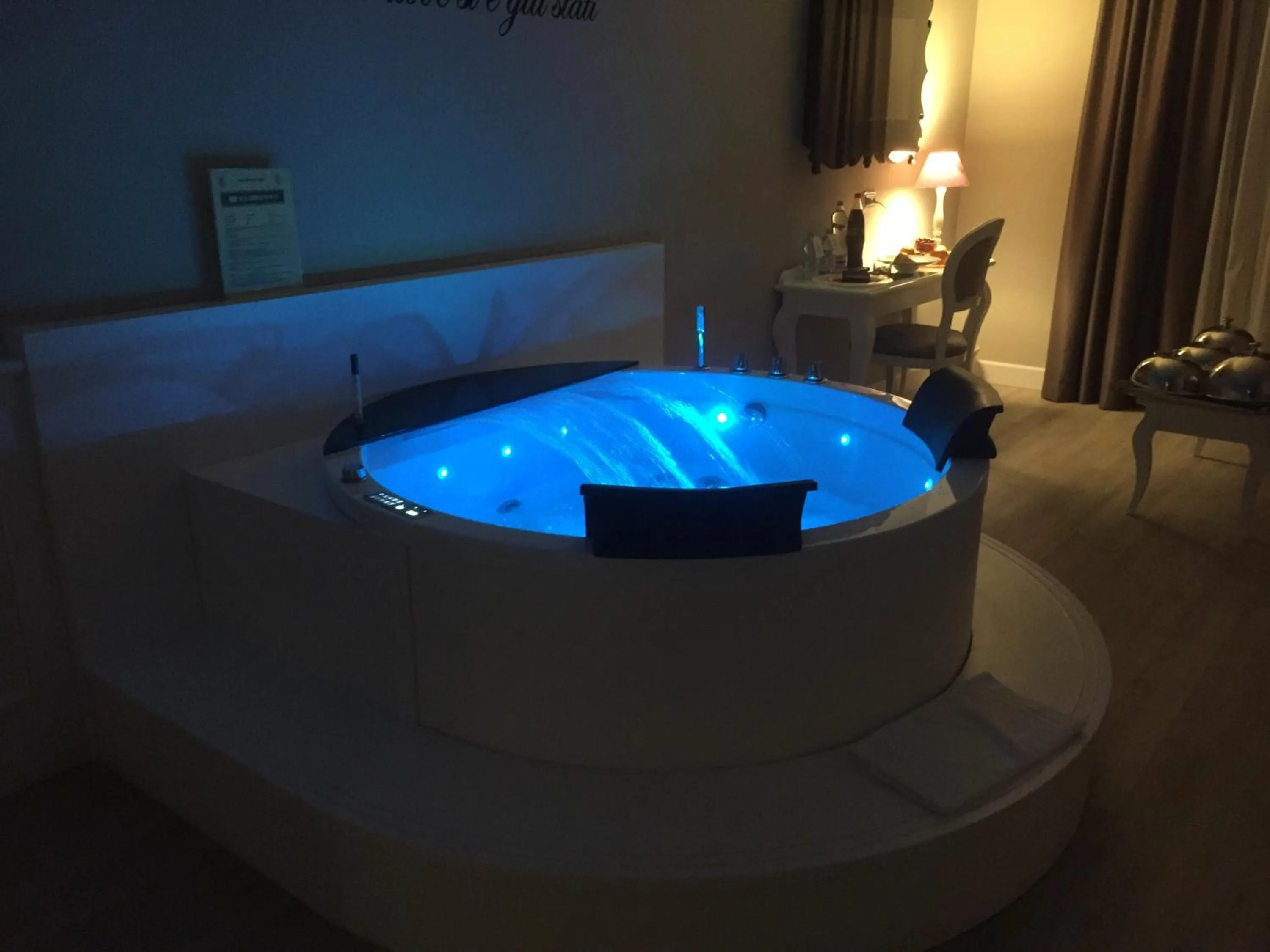 Hot Tub in Suites & Apartments Liola'
