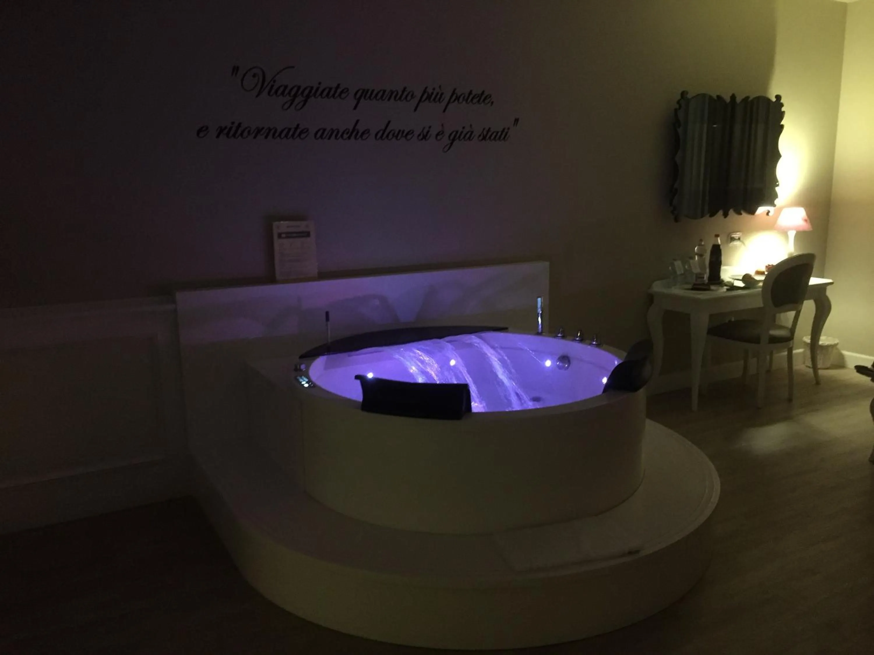 Hot Tub in Suites & Apartments Liola'