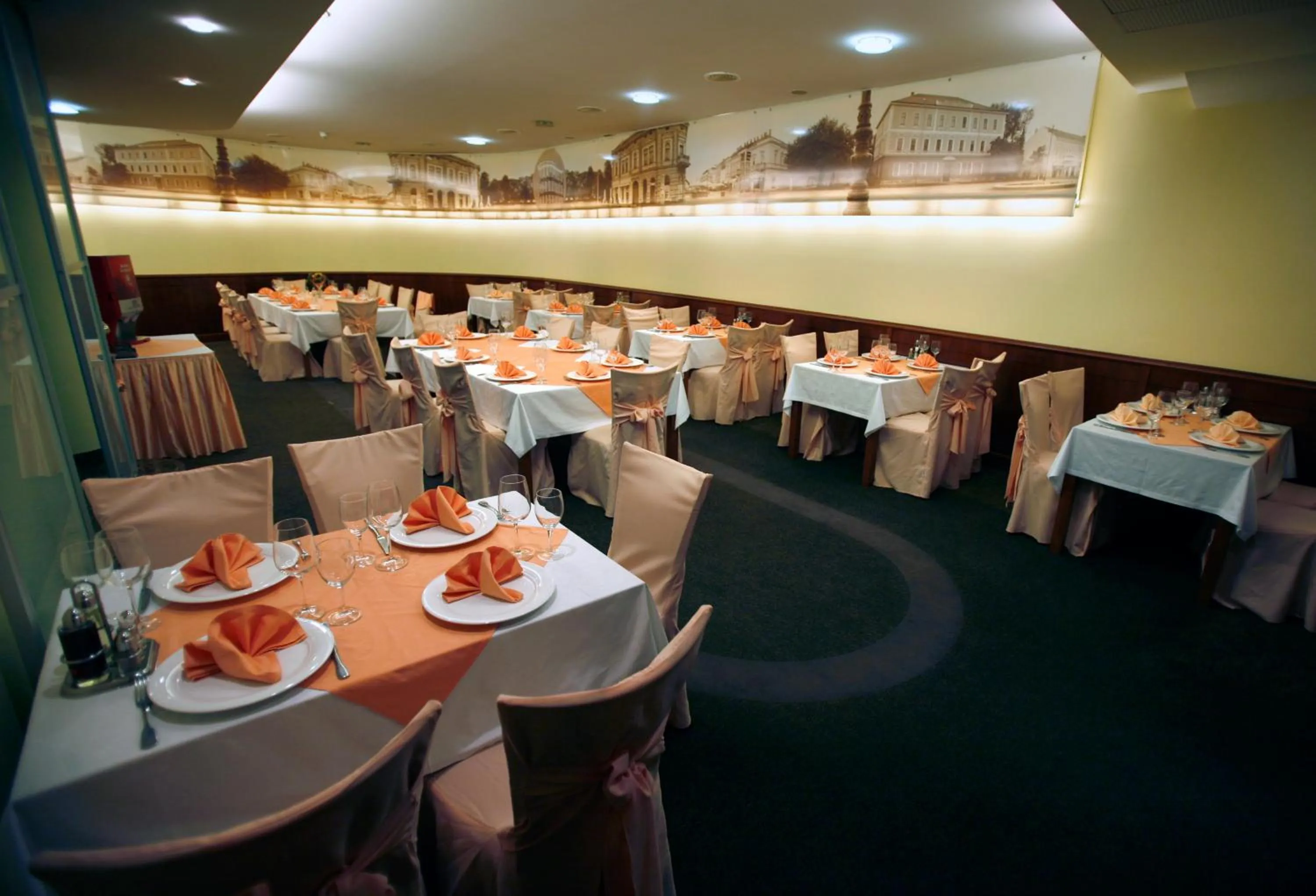 Restaurant/places to eat in Hotel Savus