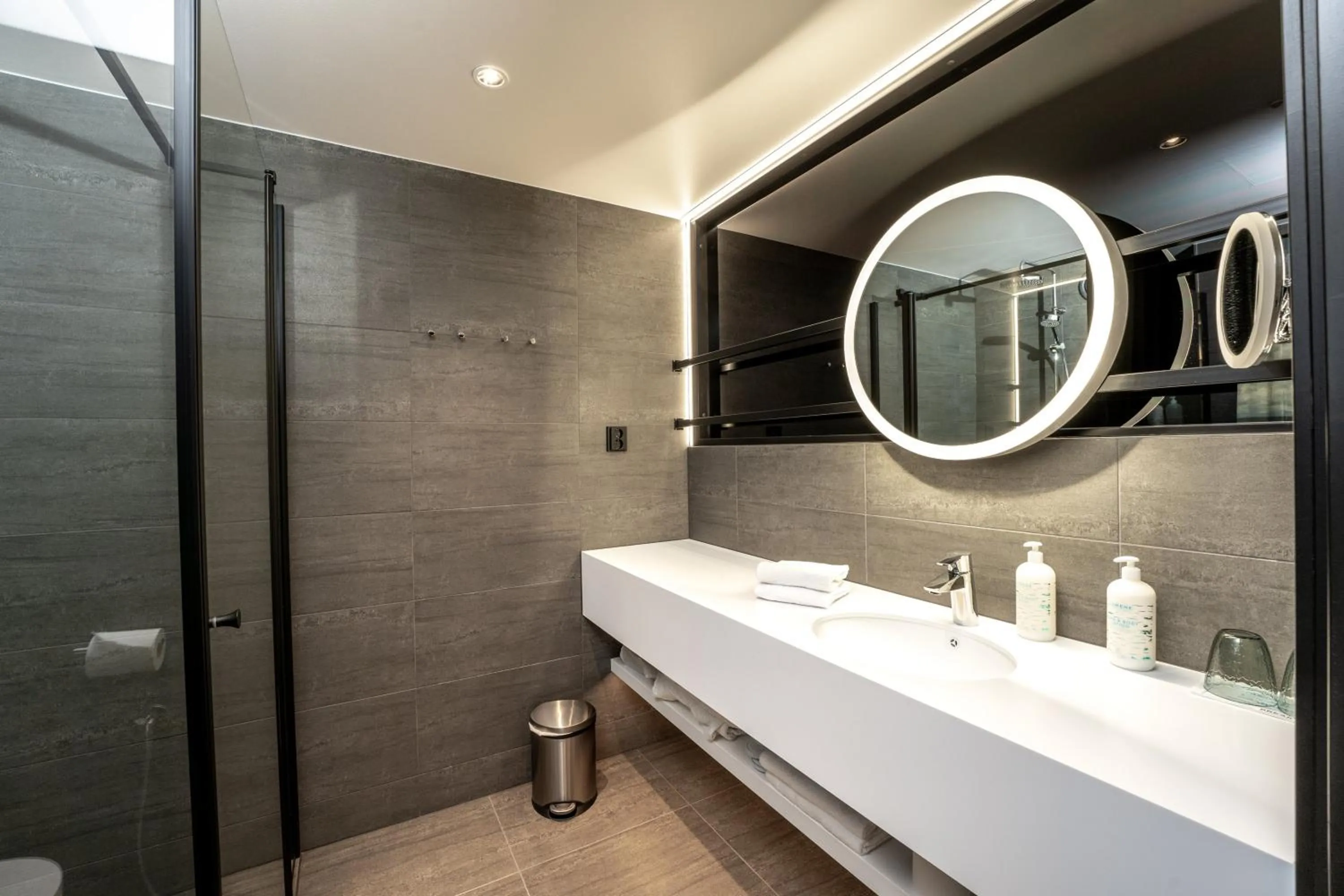 Shower in Break Sokos Hotel Bomba