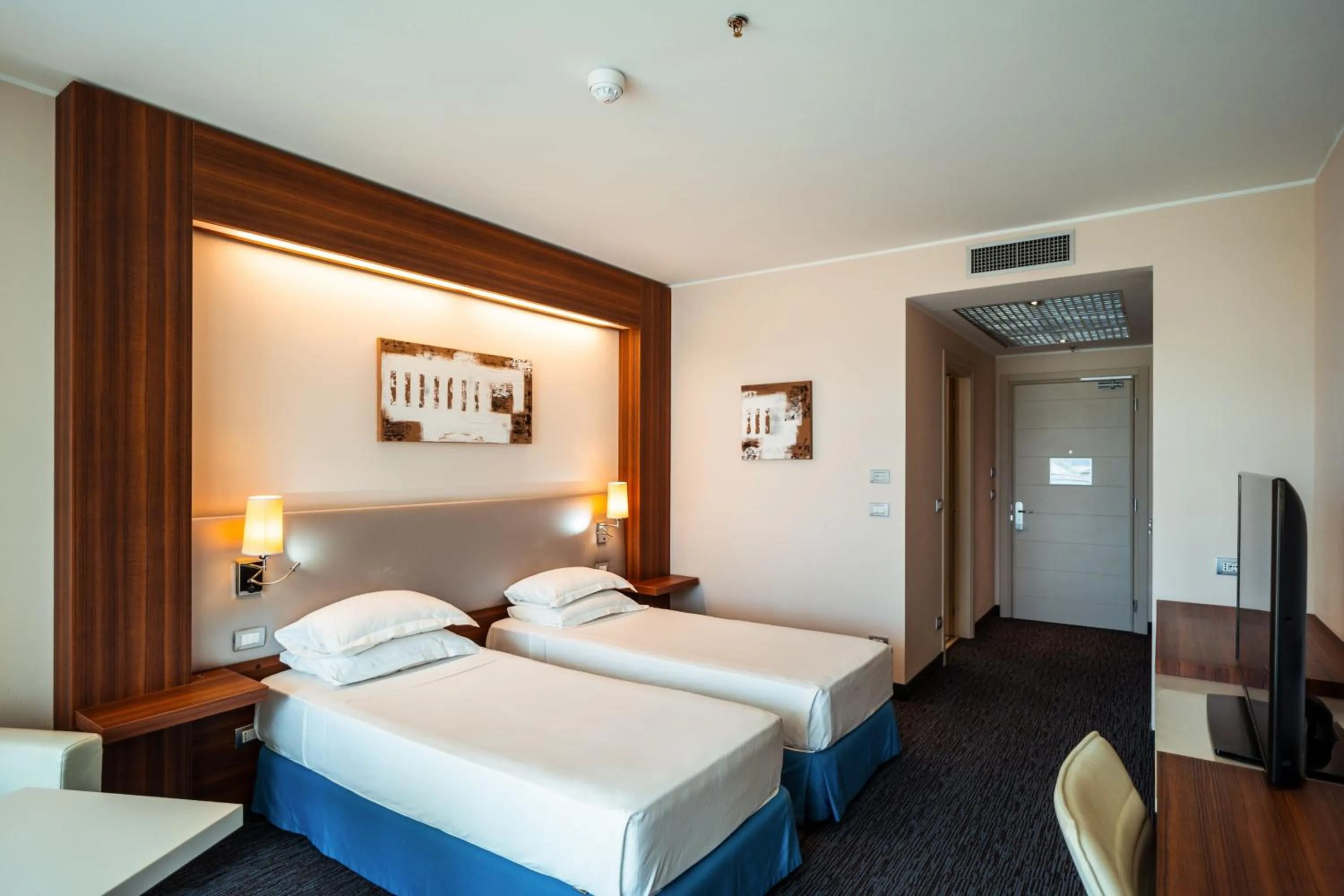 Photo of the whole room, Bed in DoubleTree By Hilton Olbia
