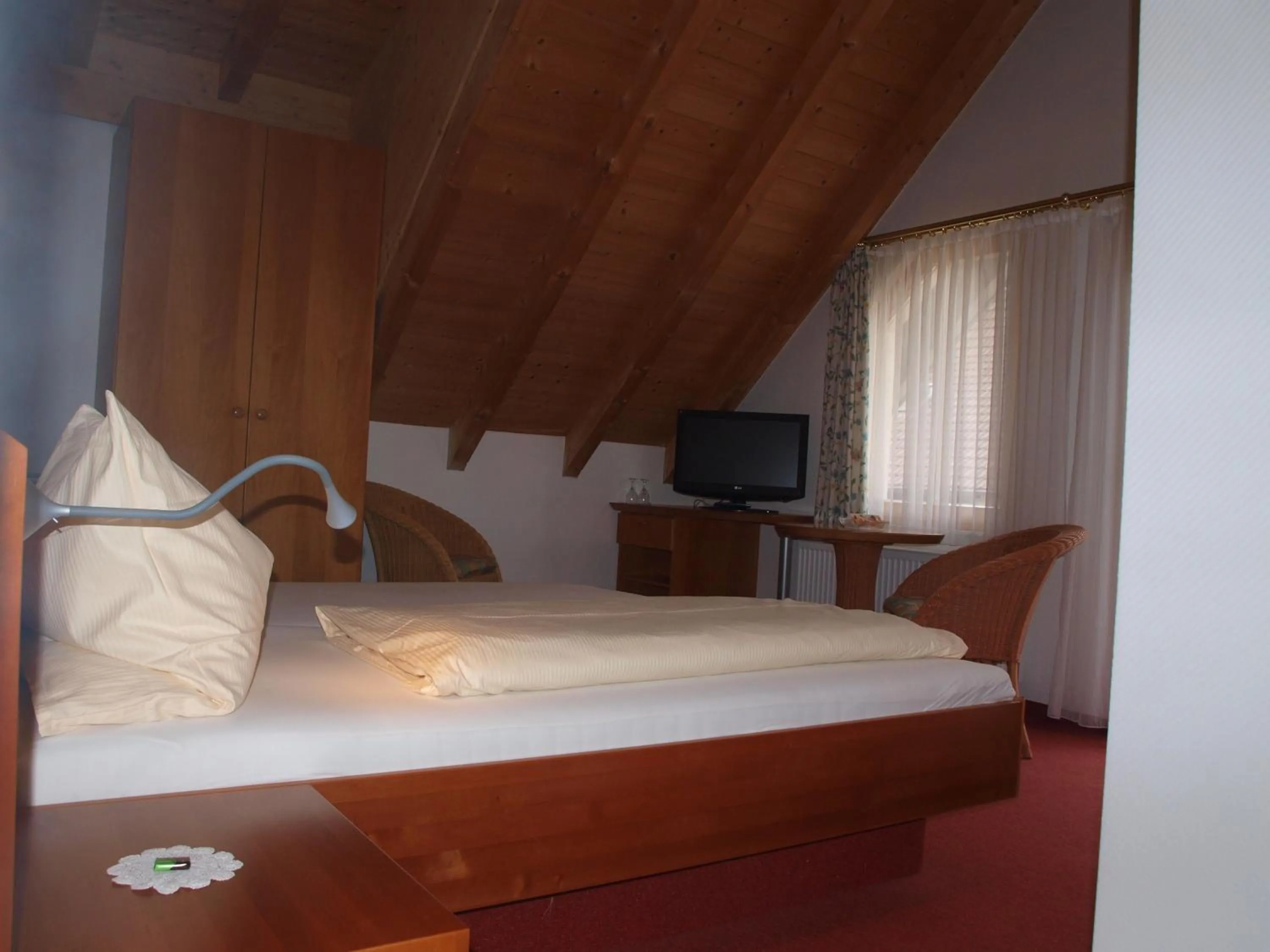 Photo of the whole room, Bed in Vier Löwen