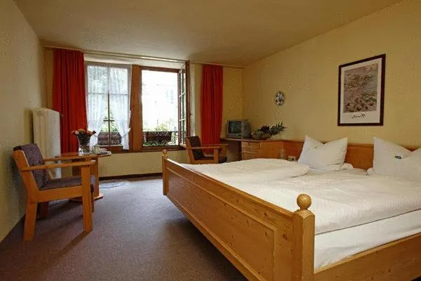 Photo of the whole room, Bed in Vier Löwen