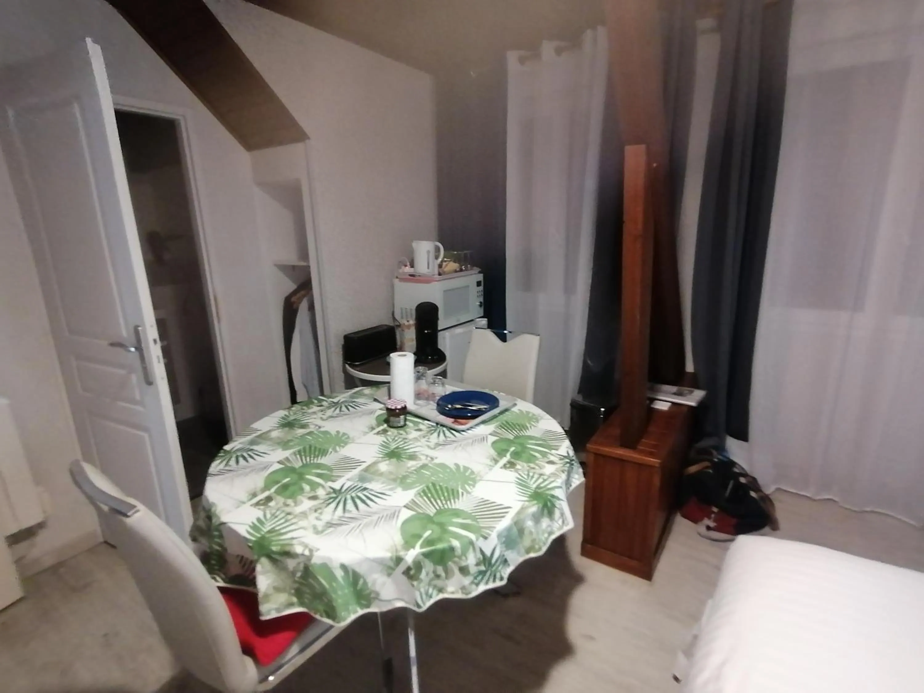 Bed in Chambres du Jardin Fleuri