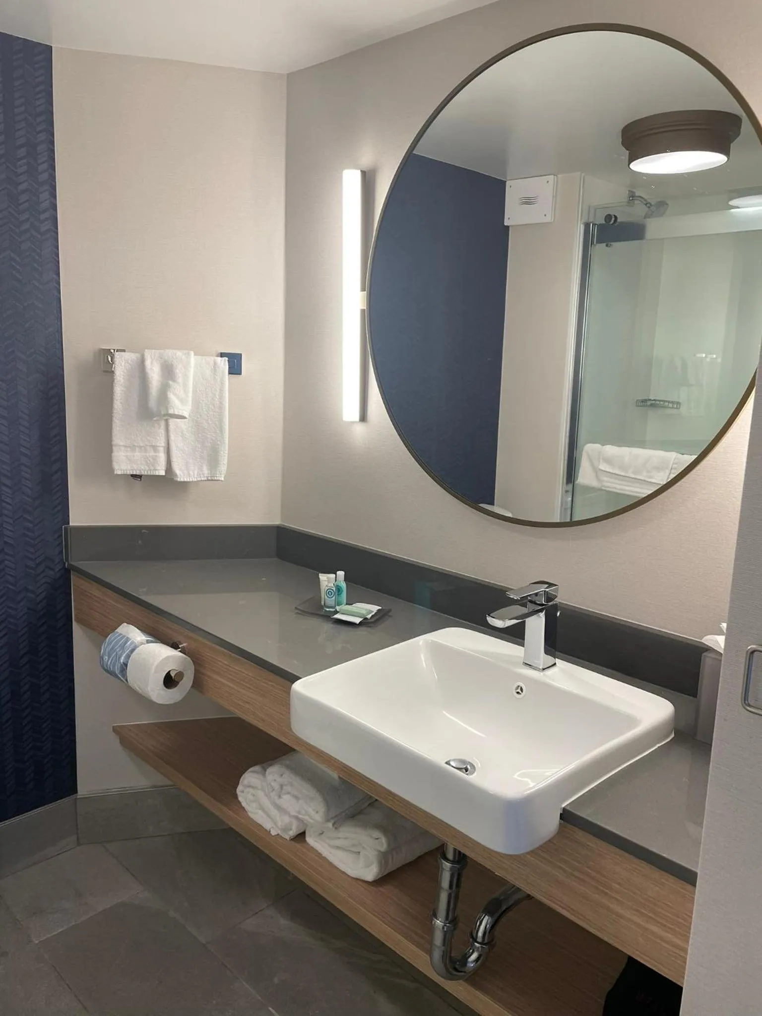 Bathroom in Fairfield by Marriott Inn & Suites Charleston Downtown