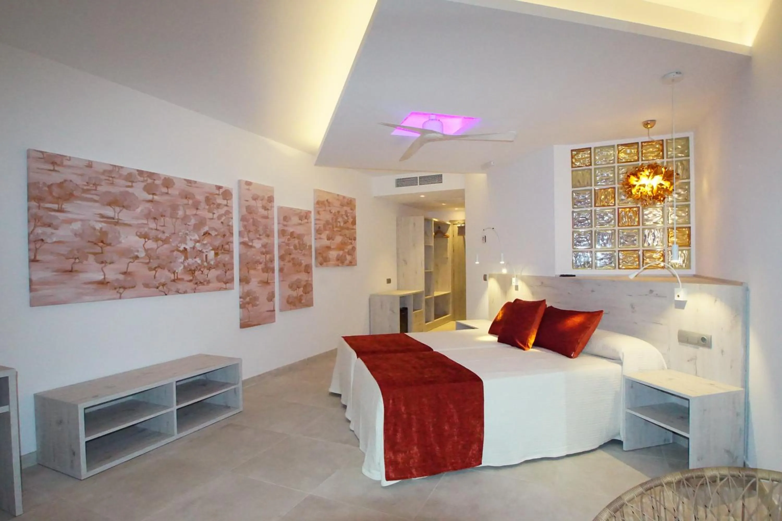 Photo of the whole room, Bed in Hotel Abrat