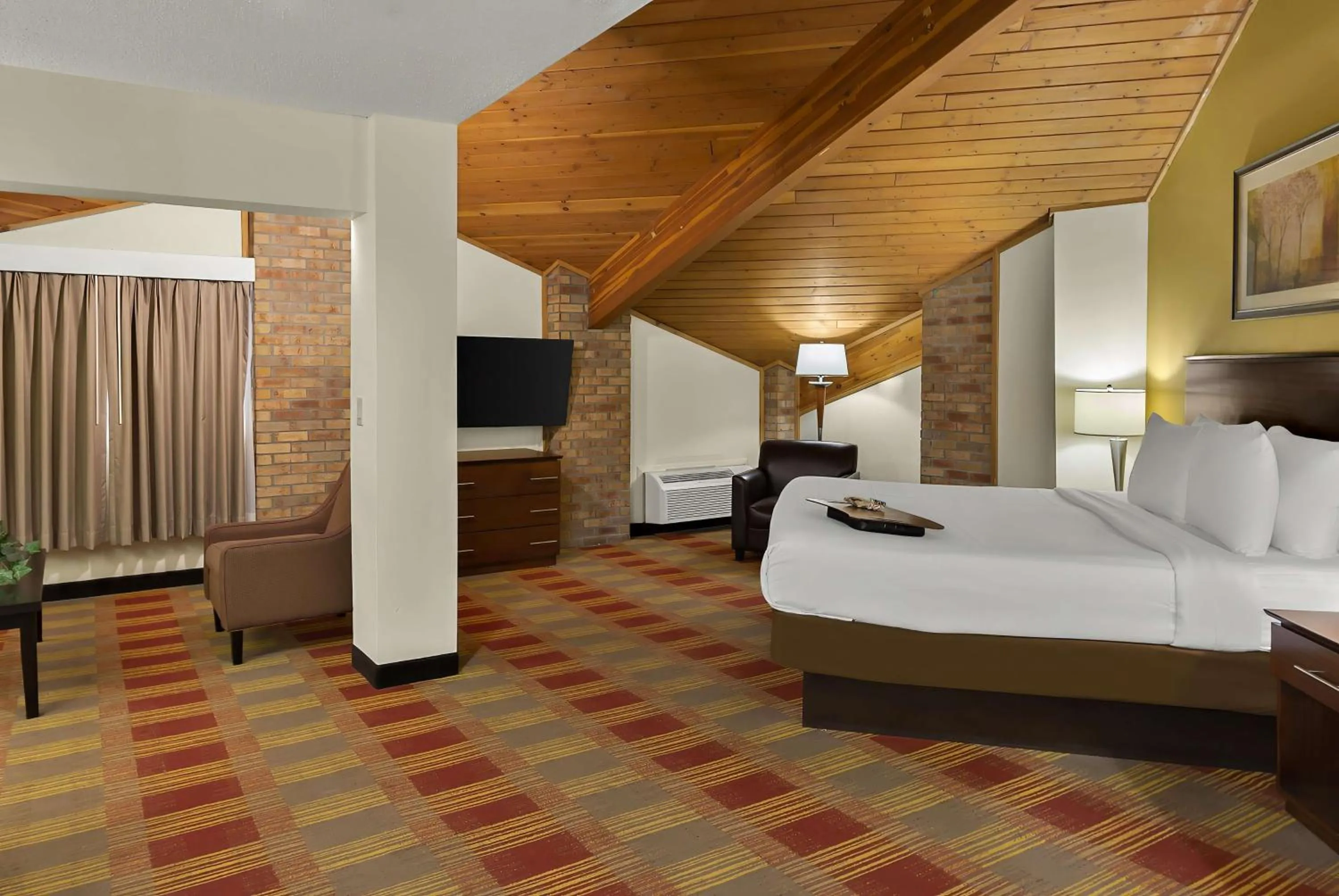 Photo of the whole room, Bed in Best Western Lakewood Inn