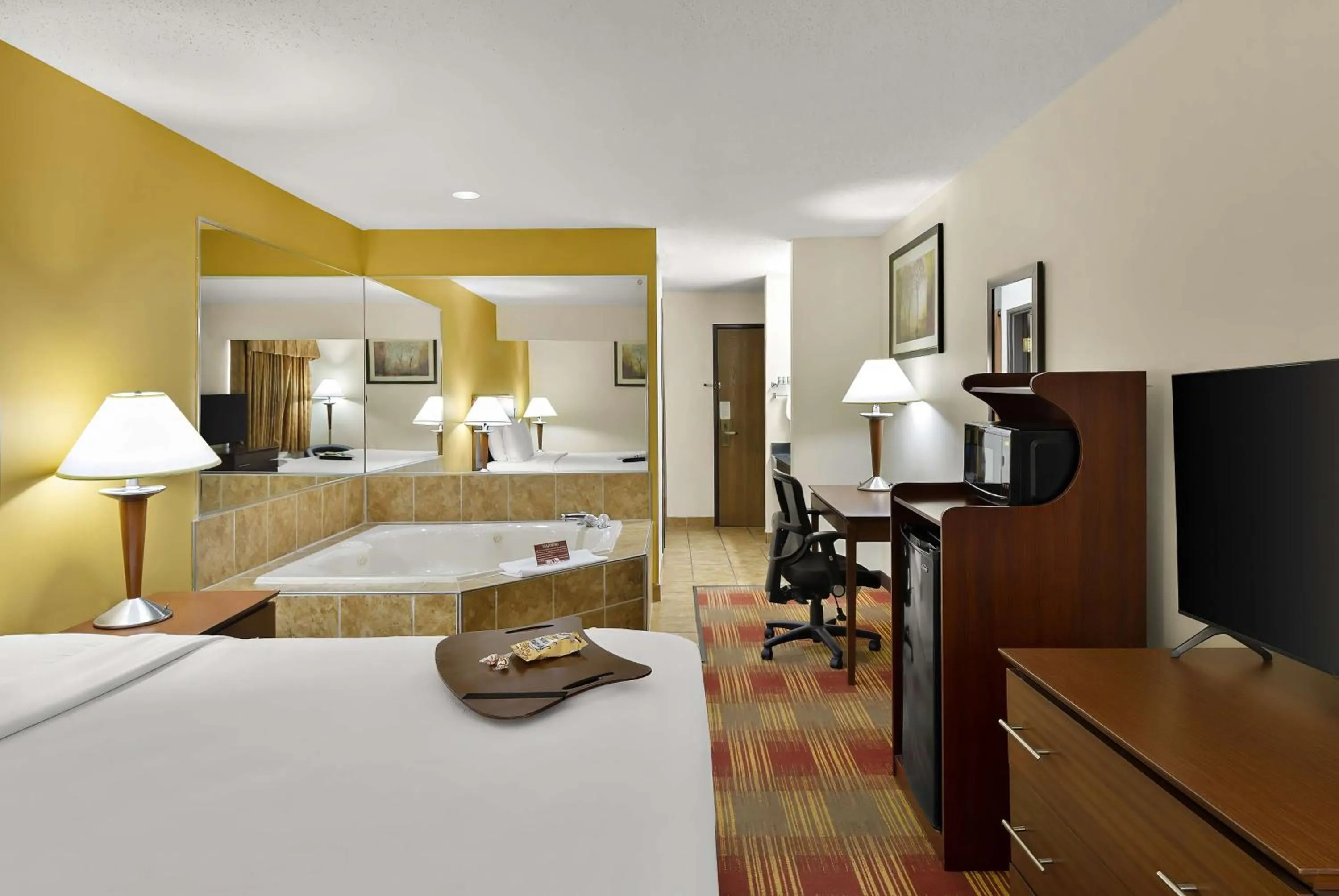 Bedroom, Bed in Best Western Lakewood Inn