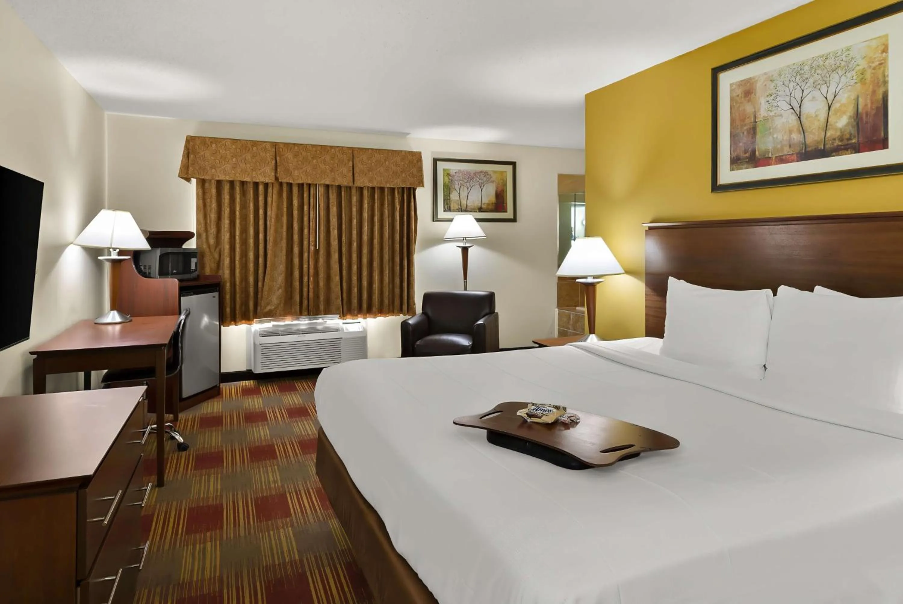 Photo of the whole room, Bed in Best Western Lakewood Inn