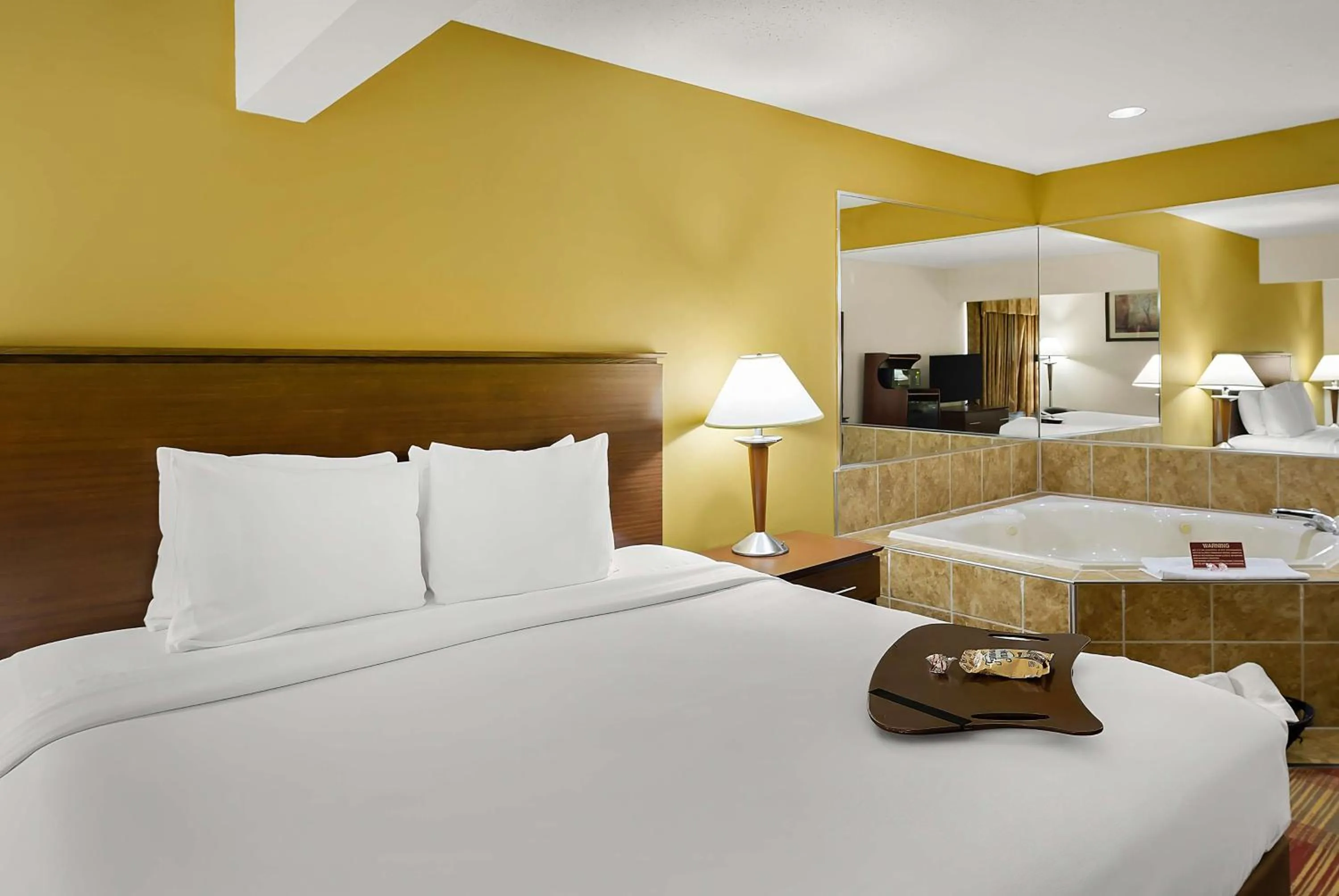 Bedroom, Bed in Best Western Lakewood Inn