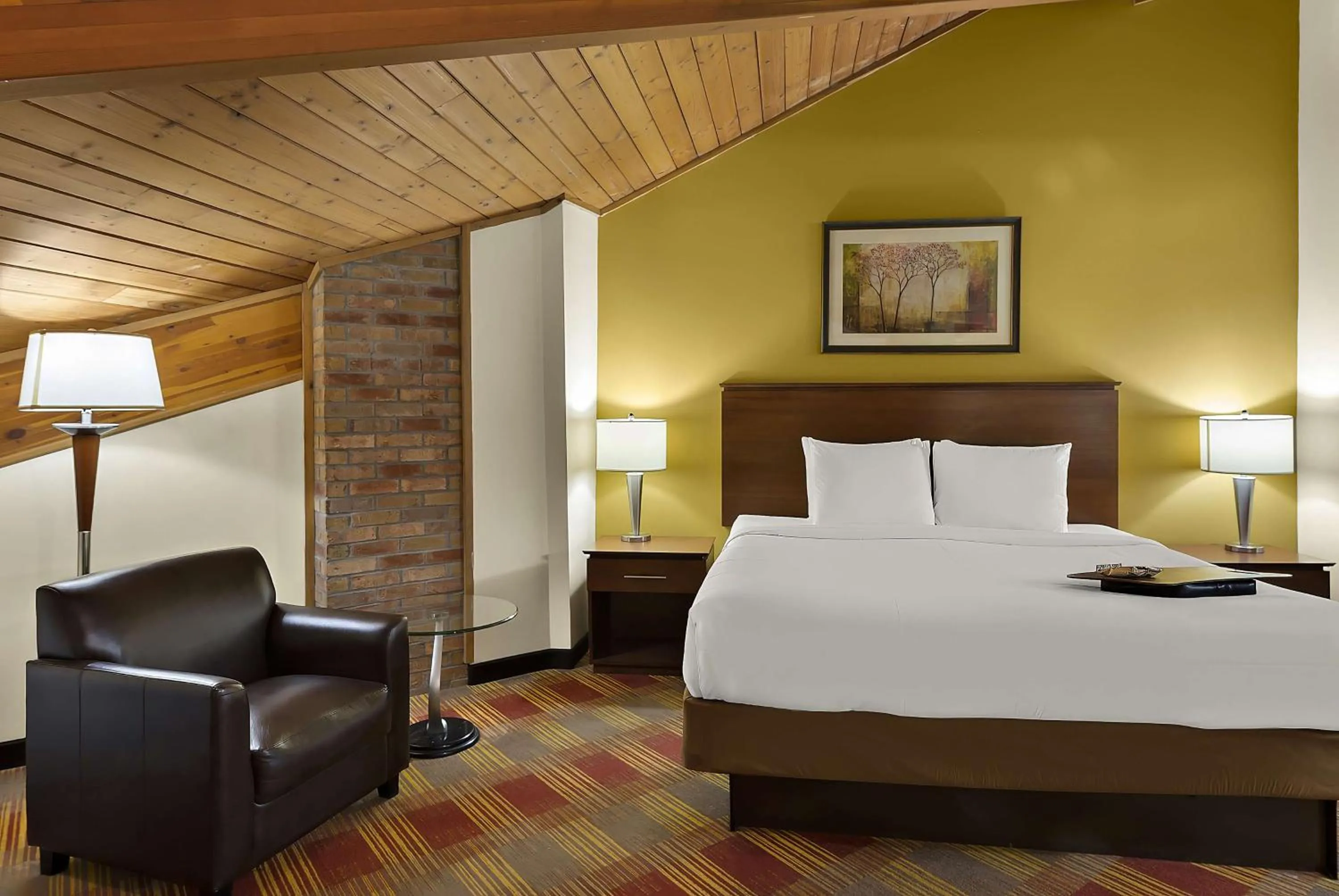 Photo of the whole room, Bed in Best Western Lakewood Inn