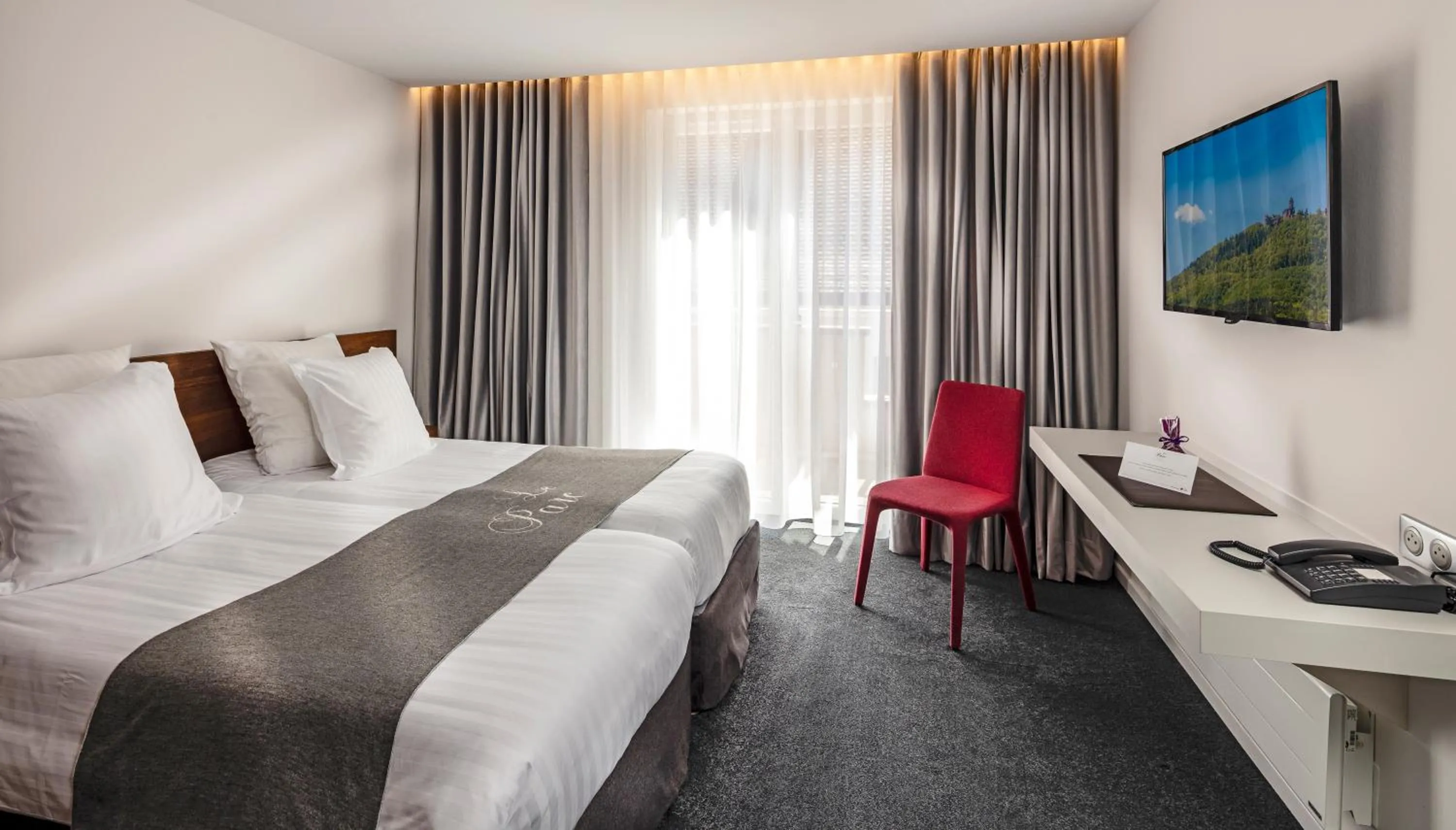 Bed in Logis Hotel Le Parc & Spa