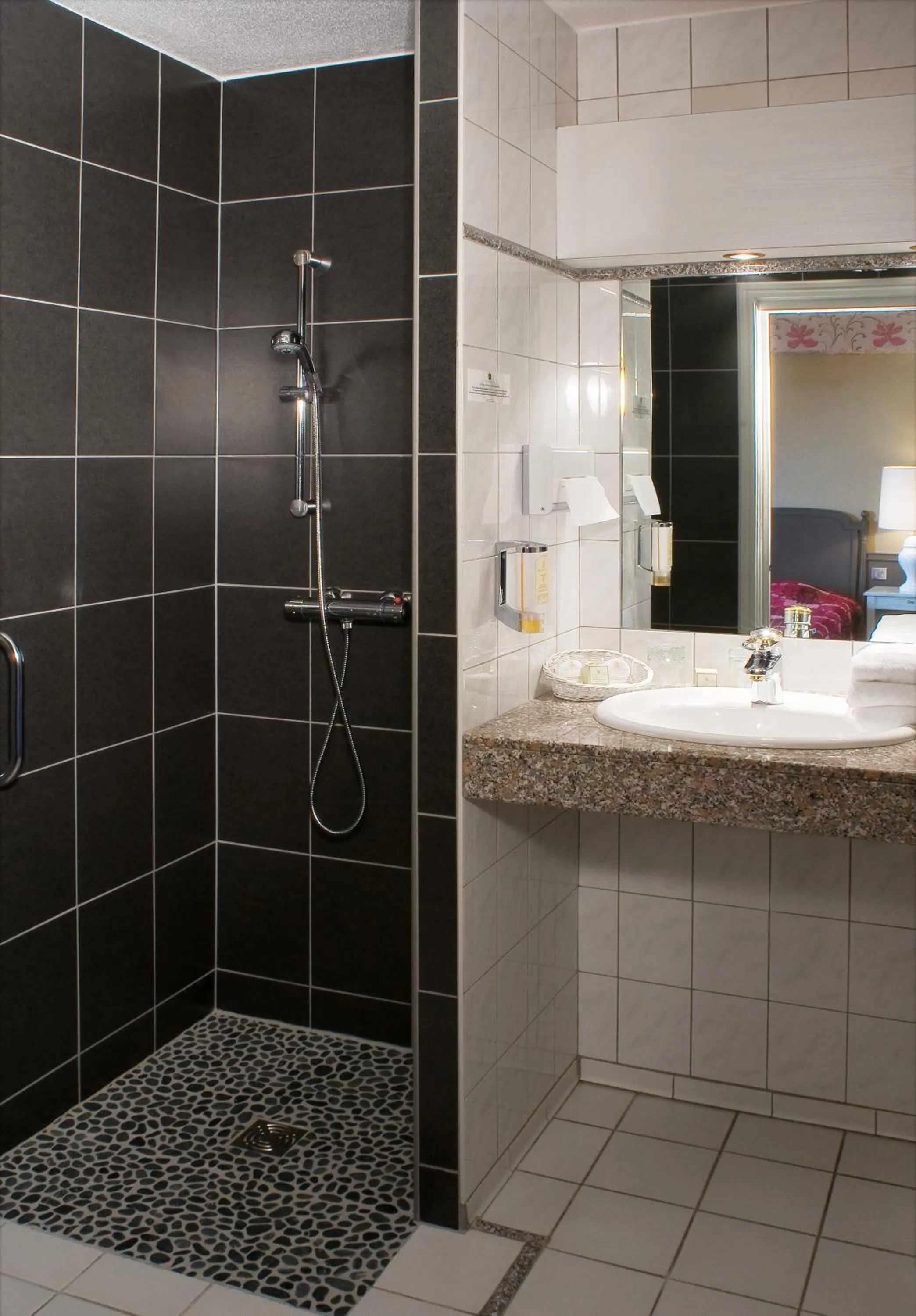 Bathroom in Logis Hotel Le Parc & Spa