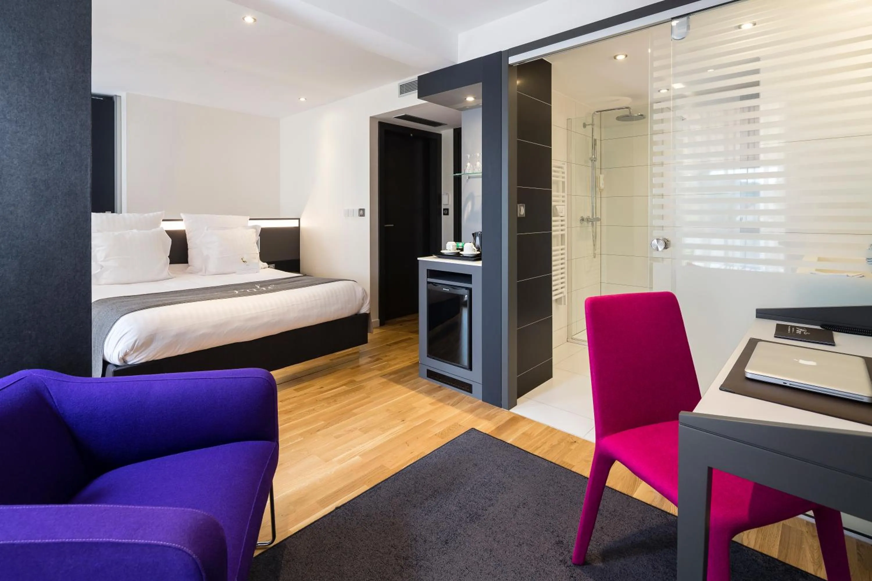 Bed in Logis Hotel Le Parc & Spa