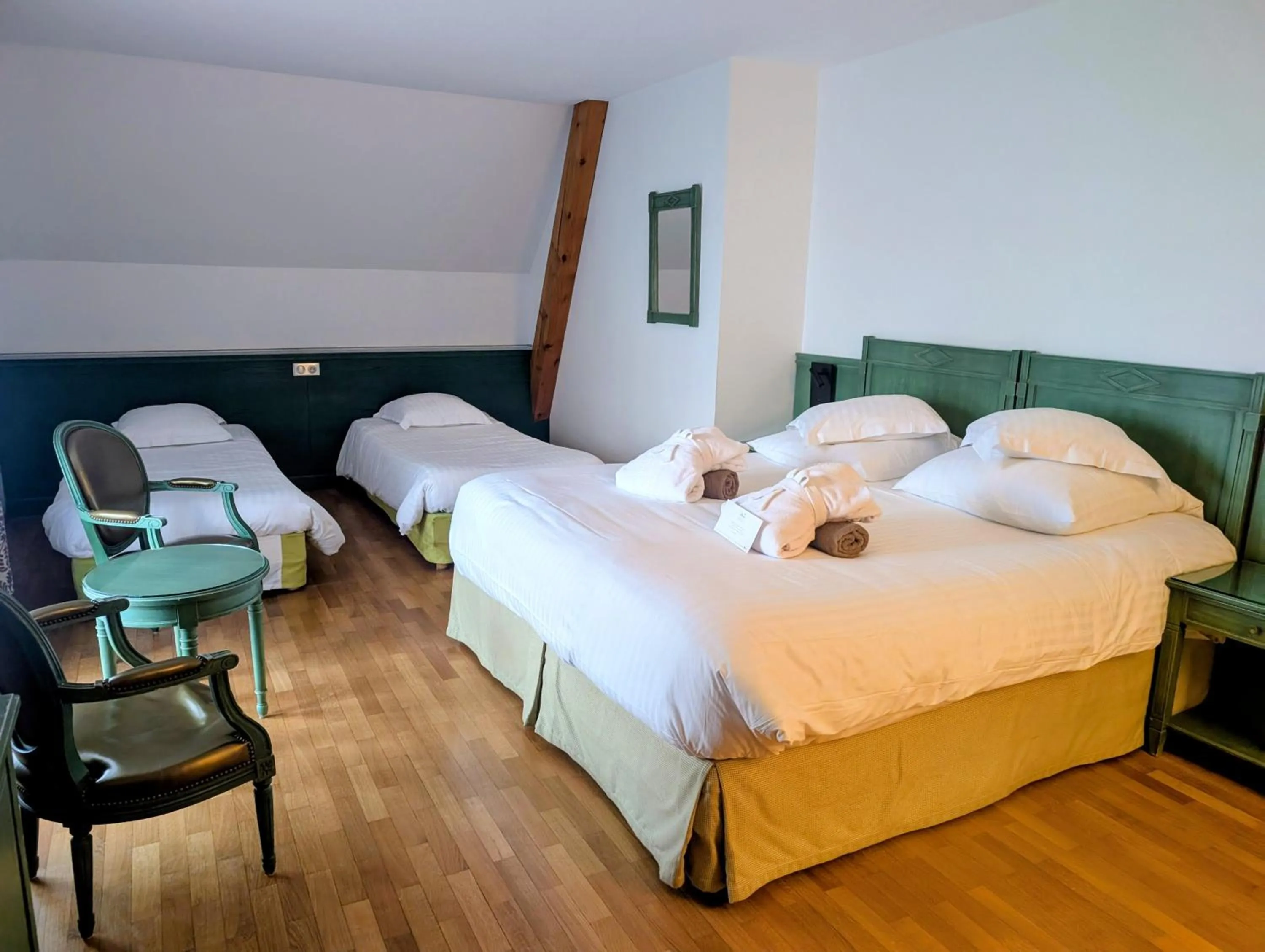 Bed in Logis Hotel Le Parc & Spa