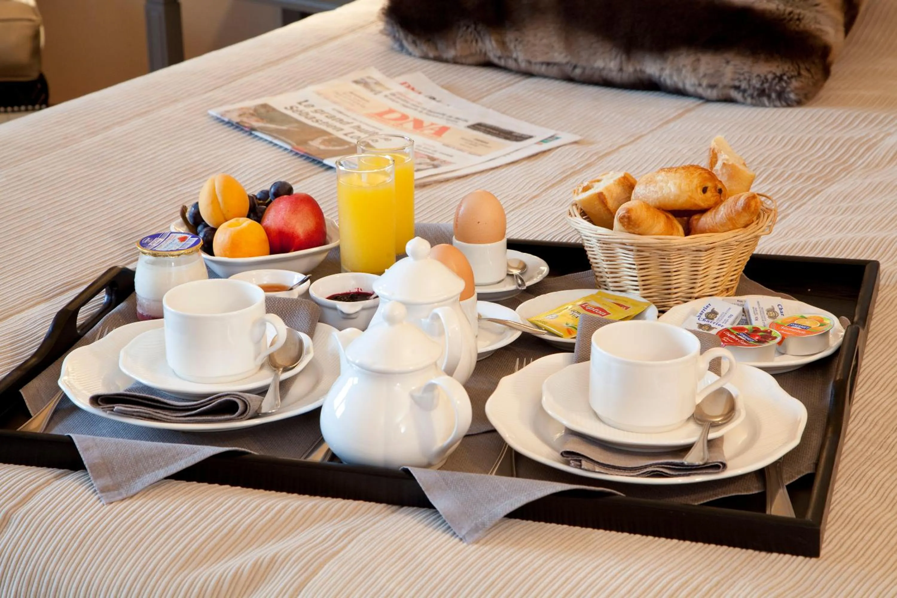 Food and drinks, Bed in Logis Hotel Le Parc & Spa