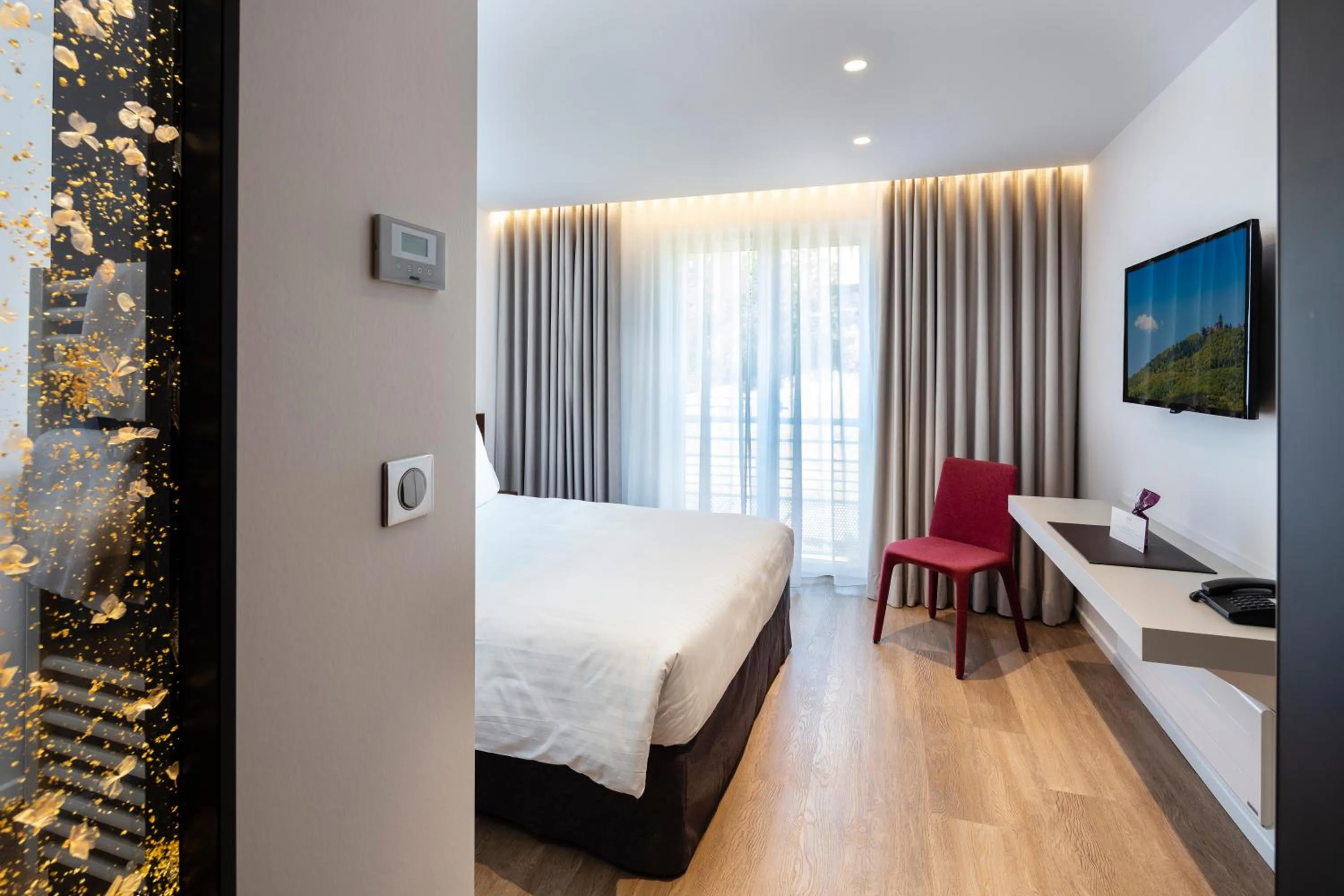 Bed in Logis Hotel Le Parc & Spa