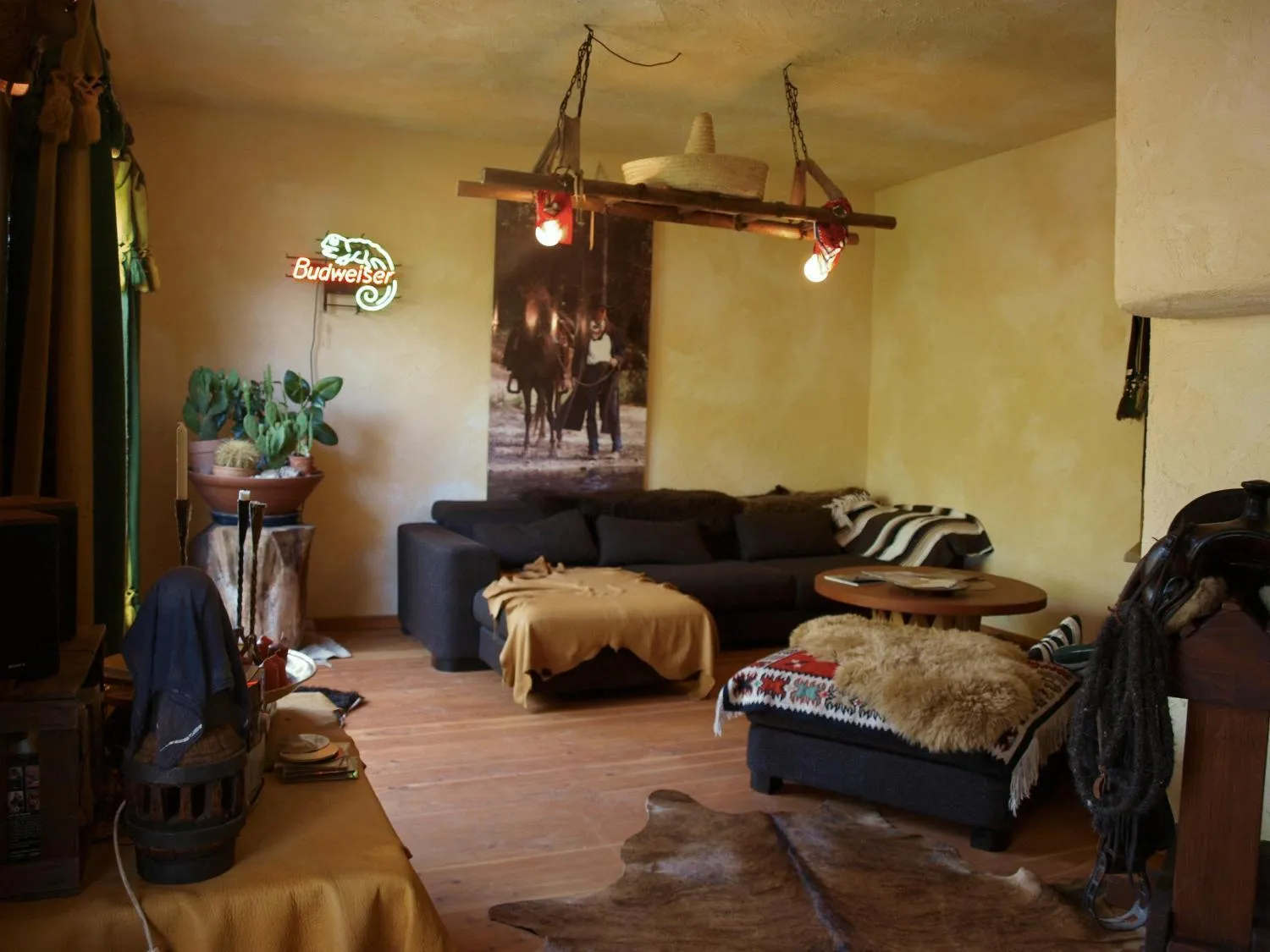 Lounge or bar, Bed in Longhorn Ranch Countryhotel - Garni