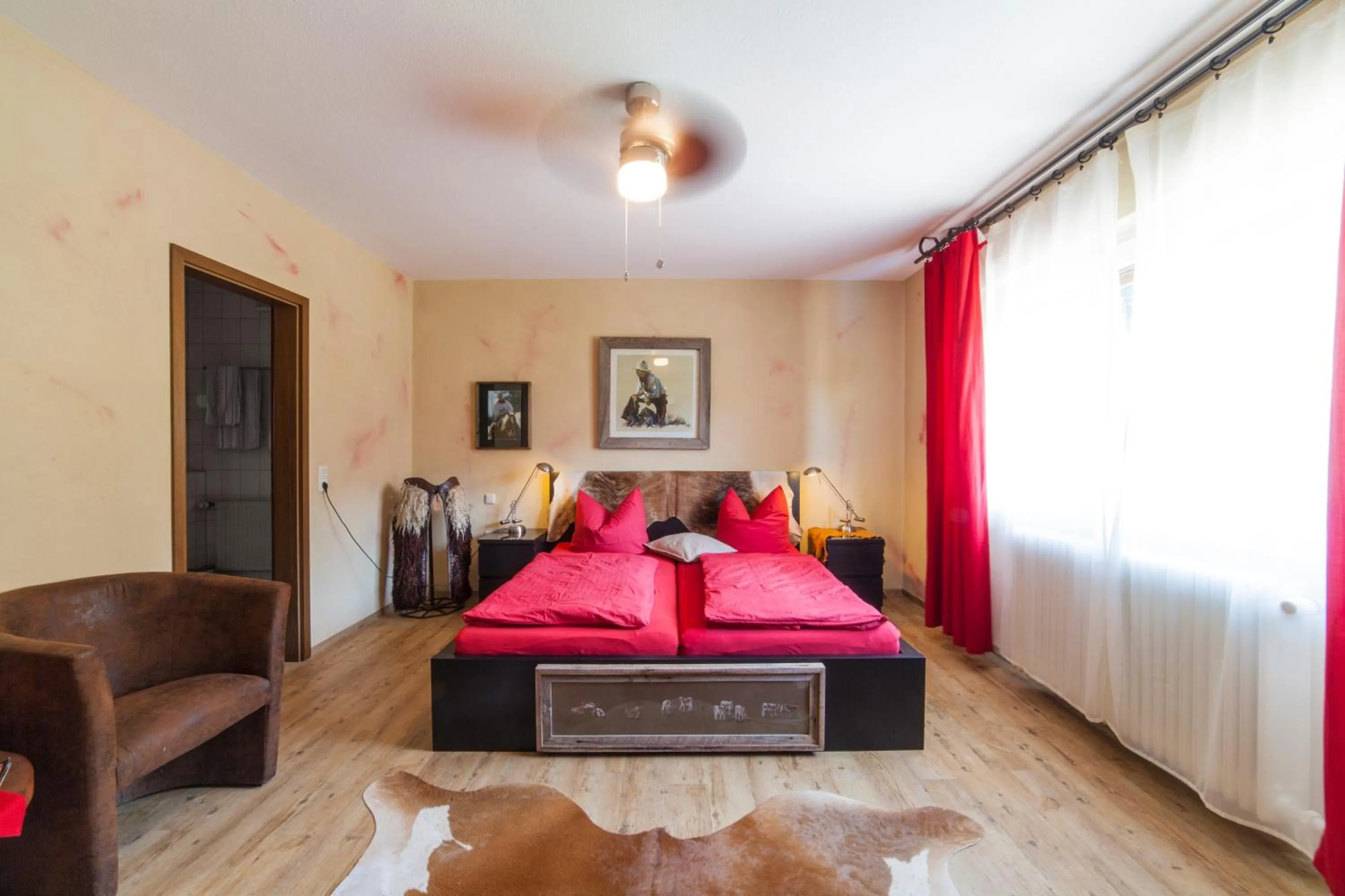 Photo of the whole room, Bed in Longhorn Ranch Countryhotel - Garni