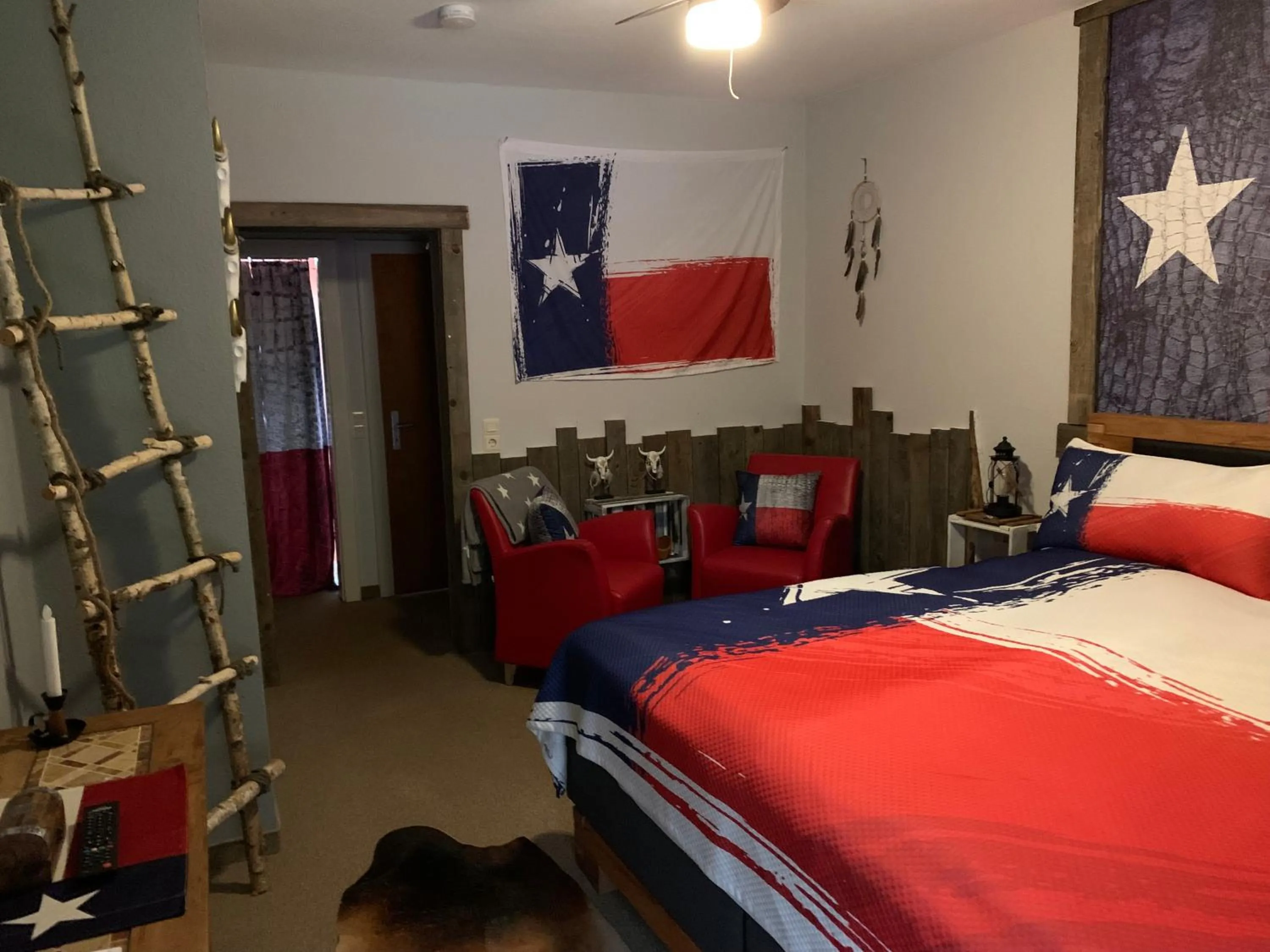 Photo of the whole room, Bed in Longhorn Ranch Countryhotel - Garni