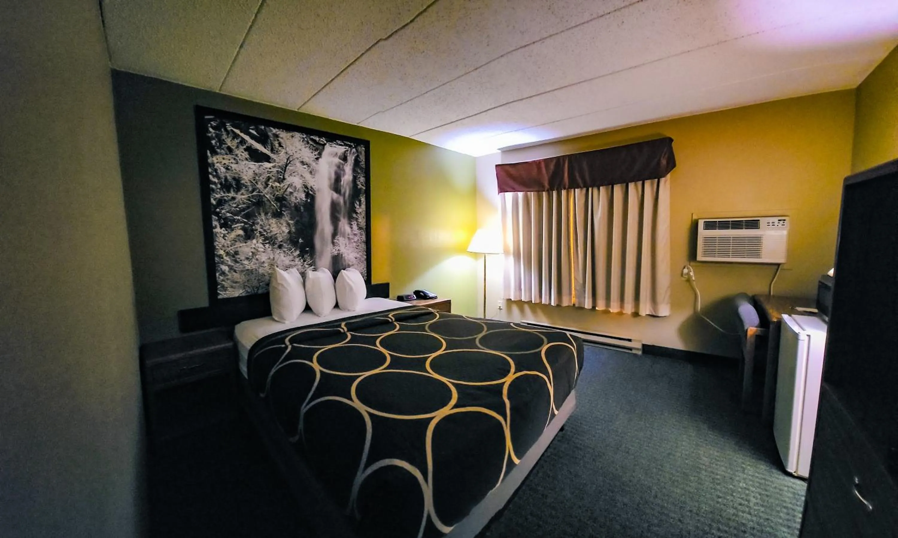 Bedroom, Bed in Super 8 by Wyndham Rapid City