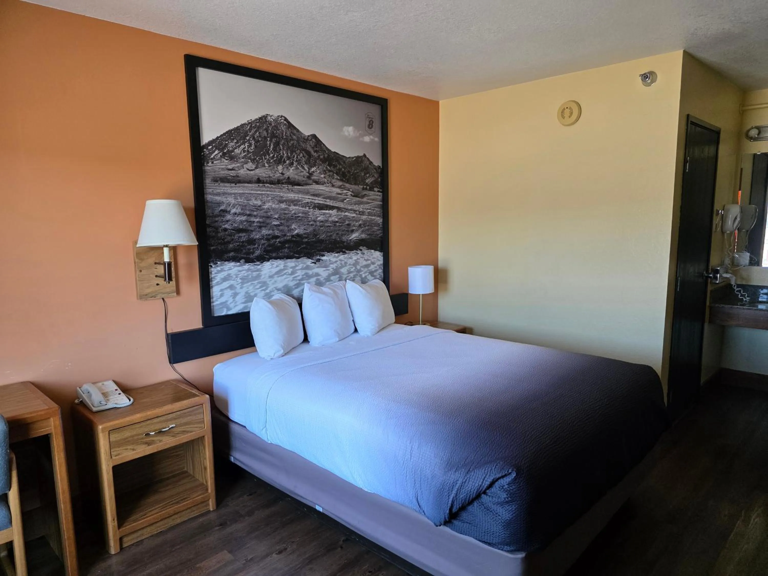 Bedroom, Bed in Super 8 by Wyndham Rapid City