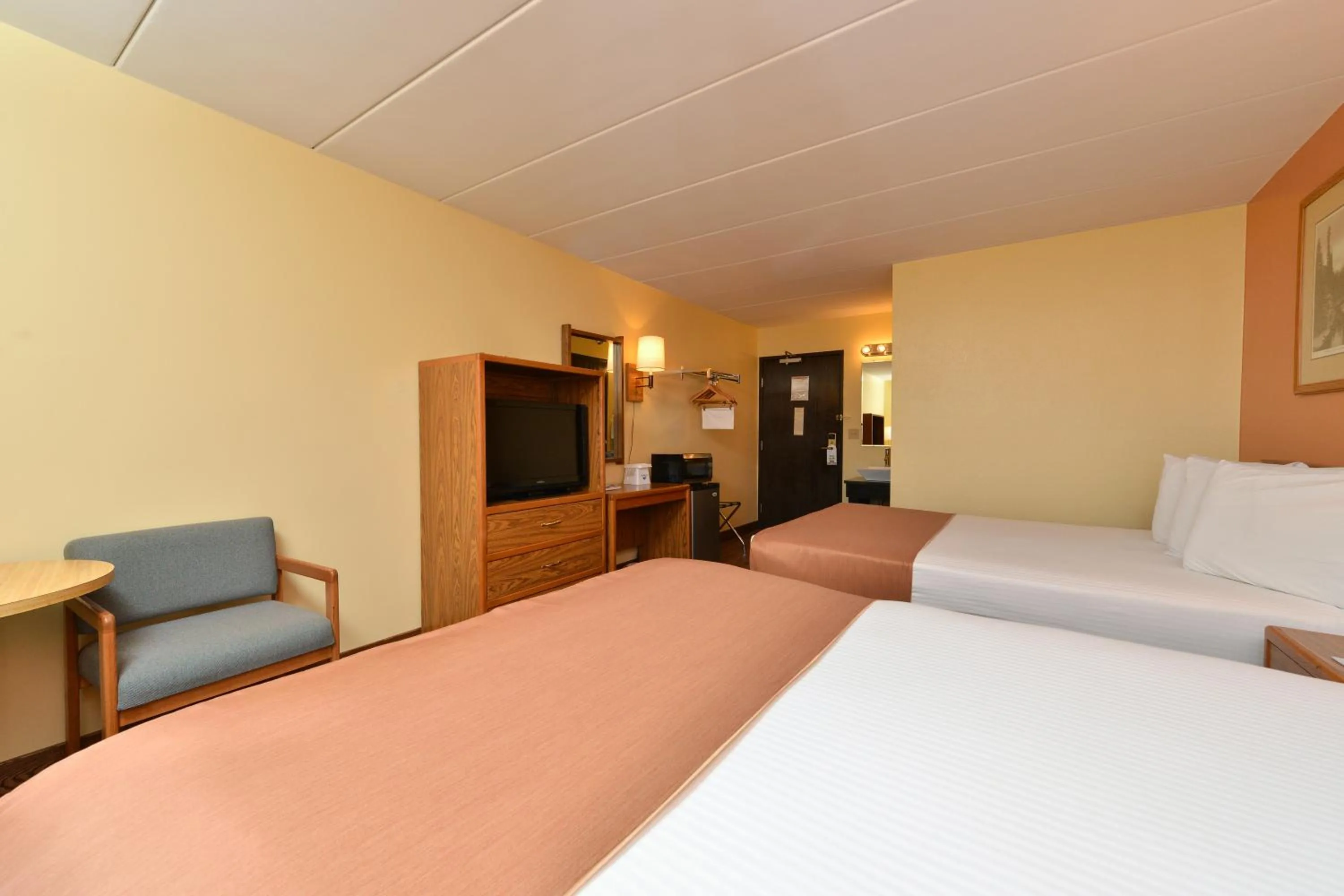 Bedroom, Bed in Super 8 by Wyndham Rapid City