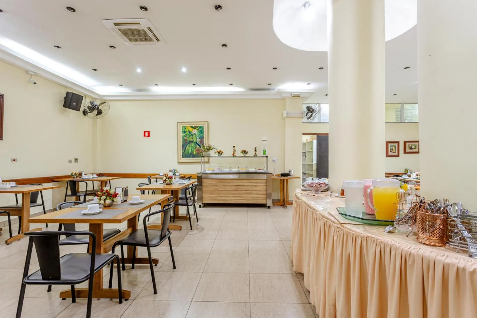 Restaurant/places to eat in Daher Center Hotel
