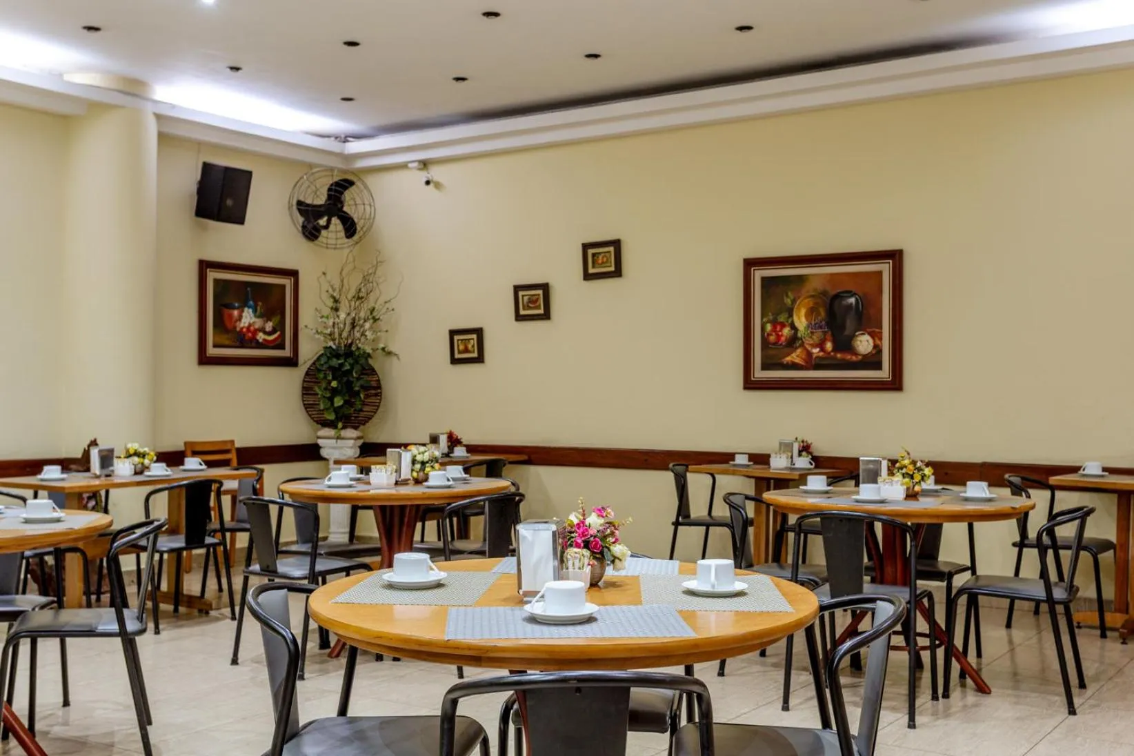 Restaurant/places to eat in Daher Center Hotel