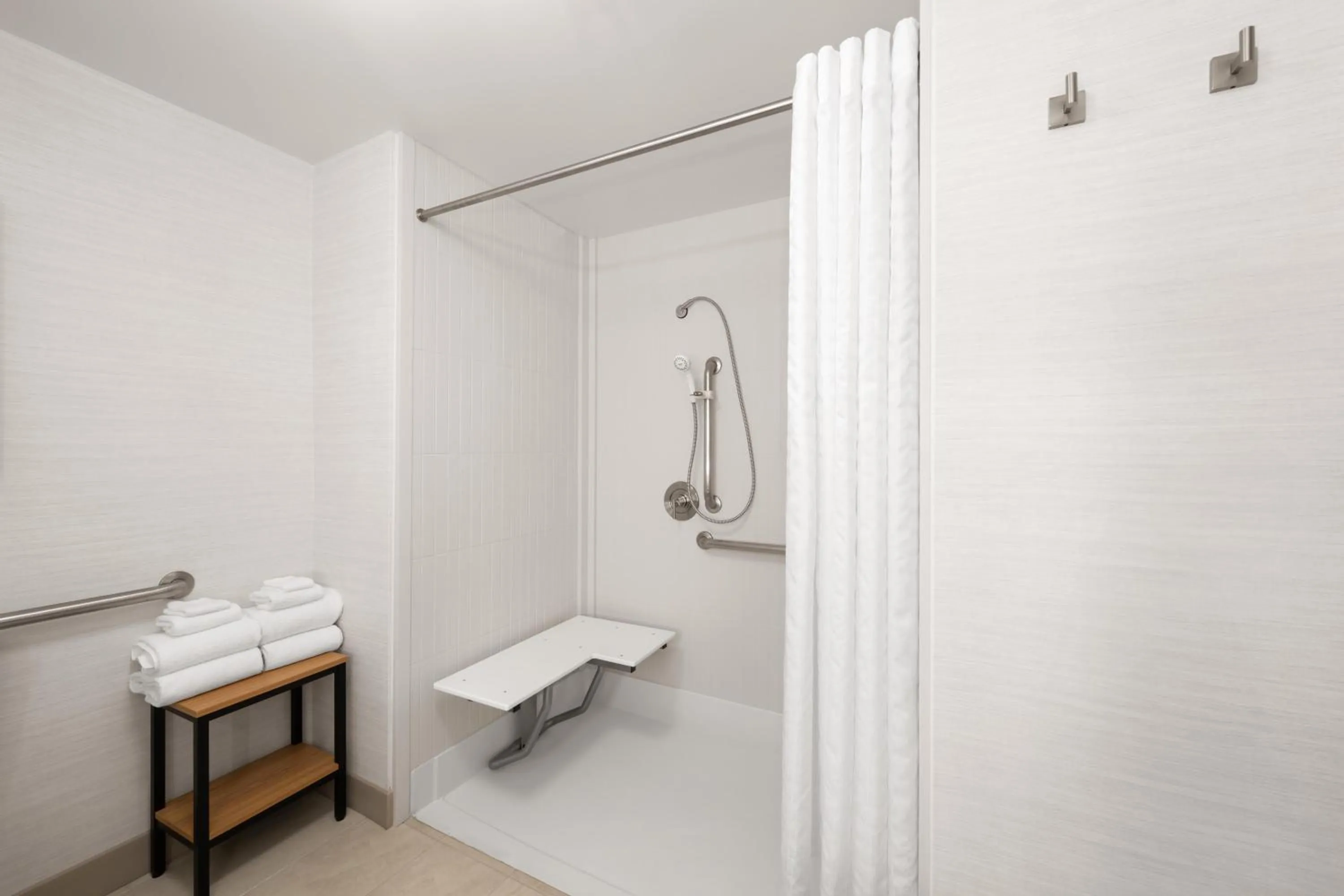 Bathroom in Hampton Inn & Suites Oakland Airport-Alameda