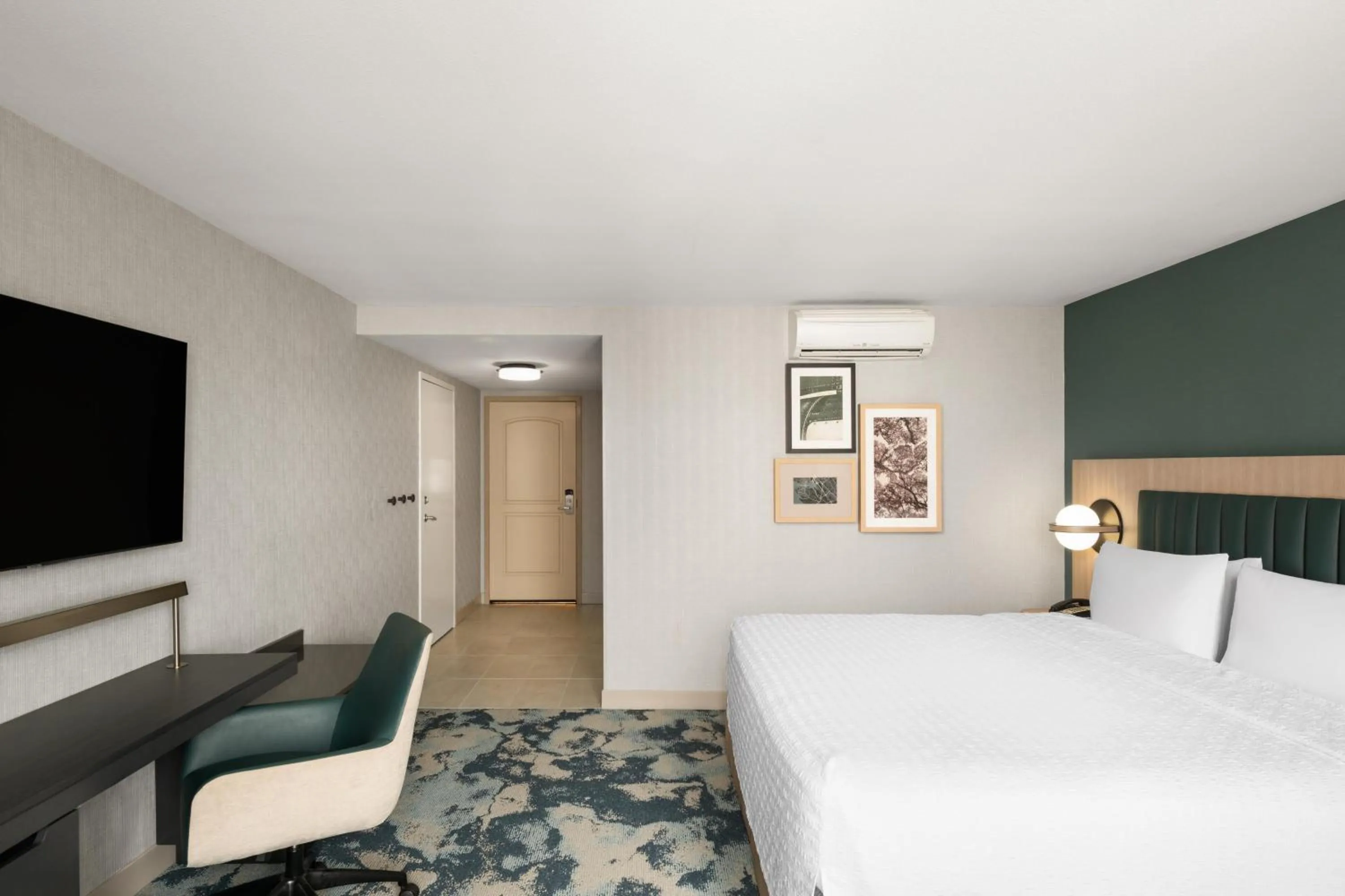 Bed in Hampton Inn & Suites Oakland Airport-Alameda