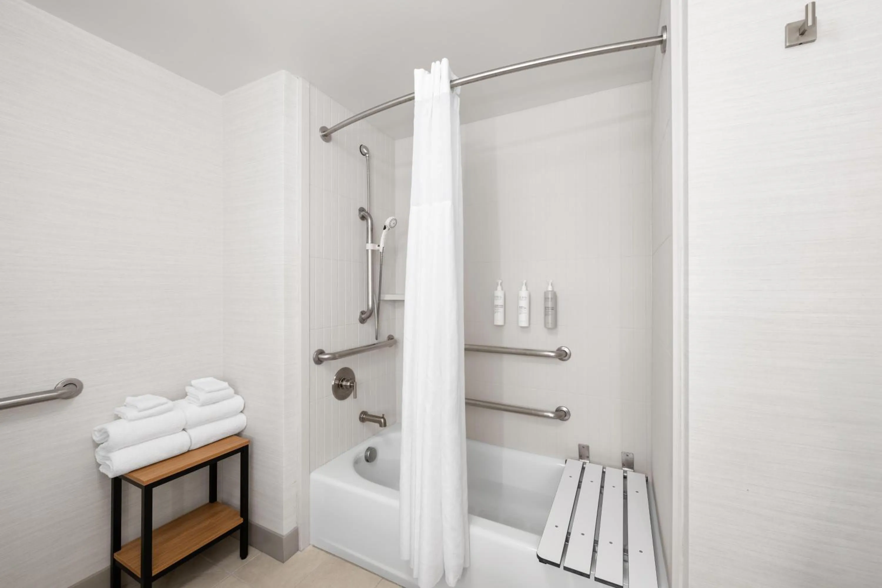 Bathroom in Hampton Inn & Suites Oakland Airport-Alameda