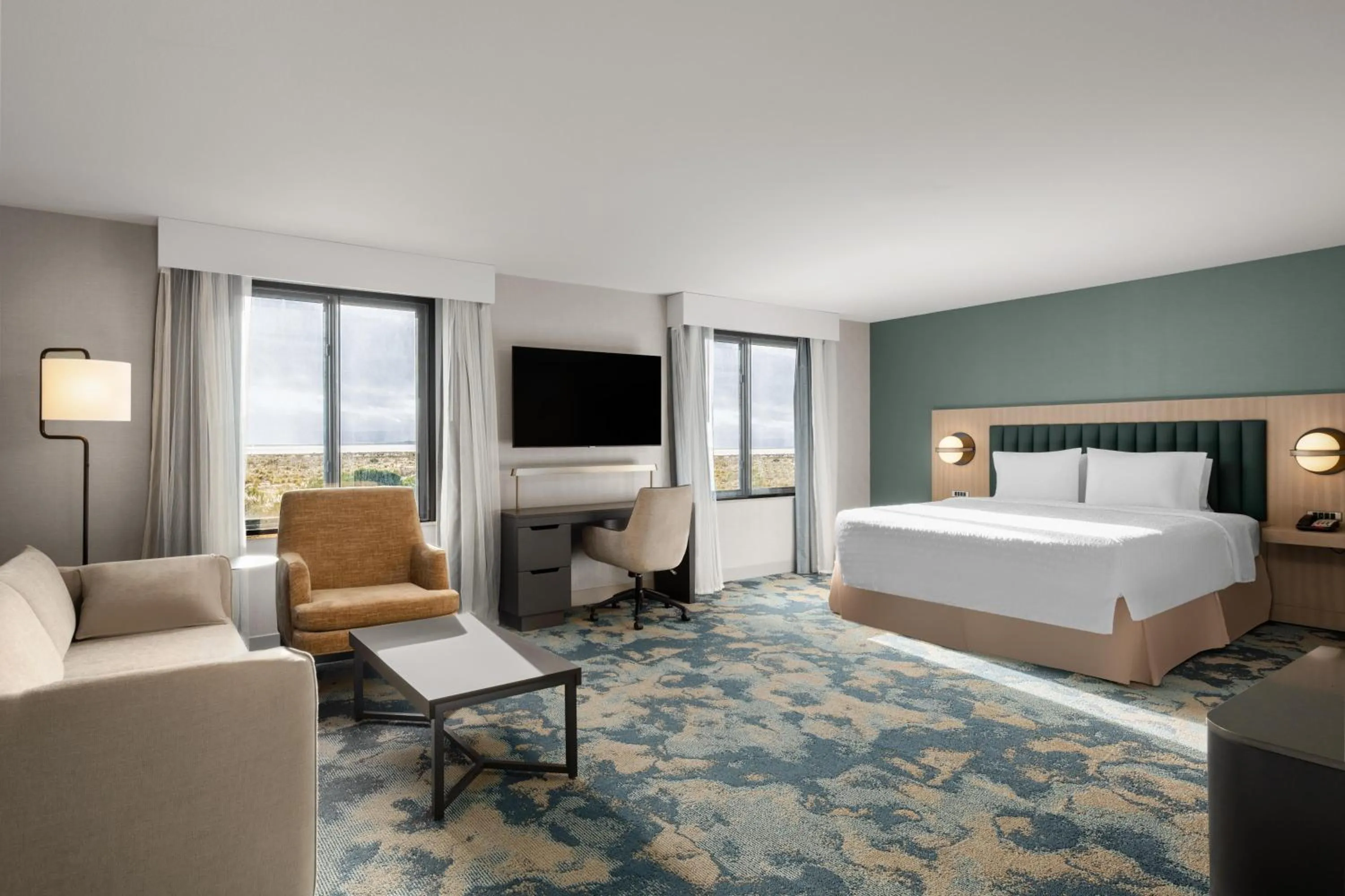 Bed in Hampton Inn & Suites Oakland Airport-Alameda