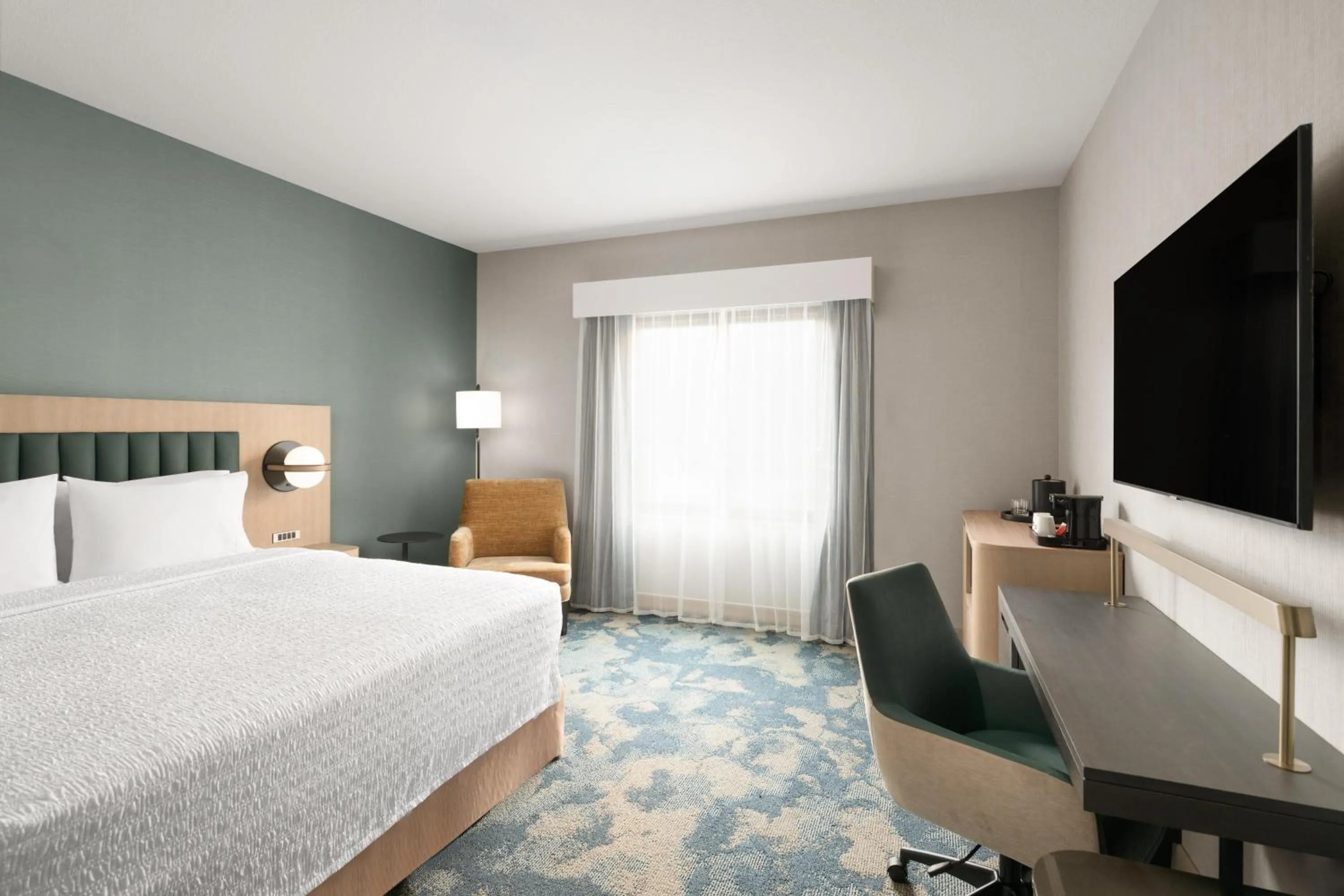 Bed in Hampton Inn & Suites Oakland Airport-Alameda