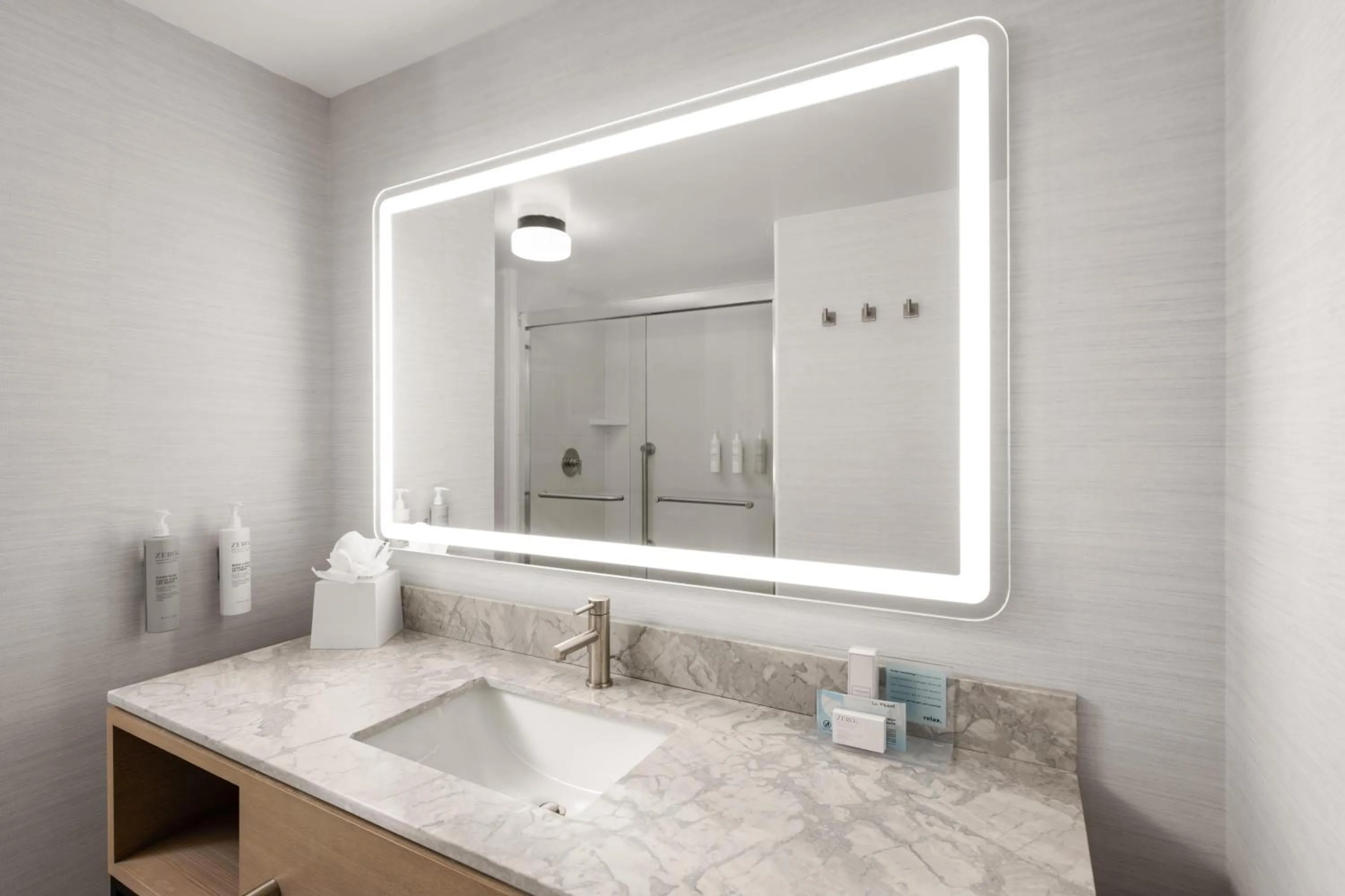 Bathroom in Hampton Inn & Suites Oakland Airport-Alameda