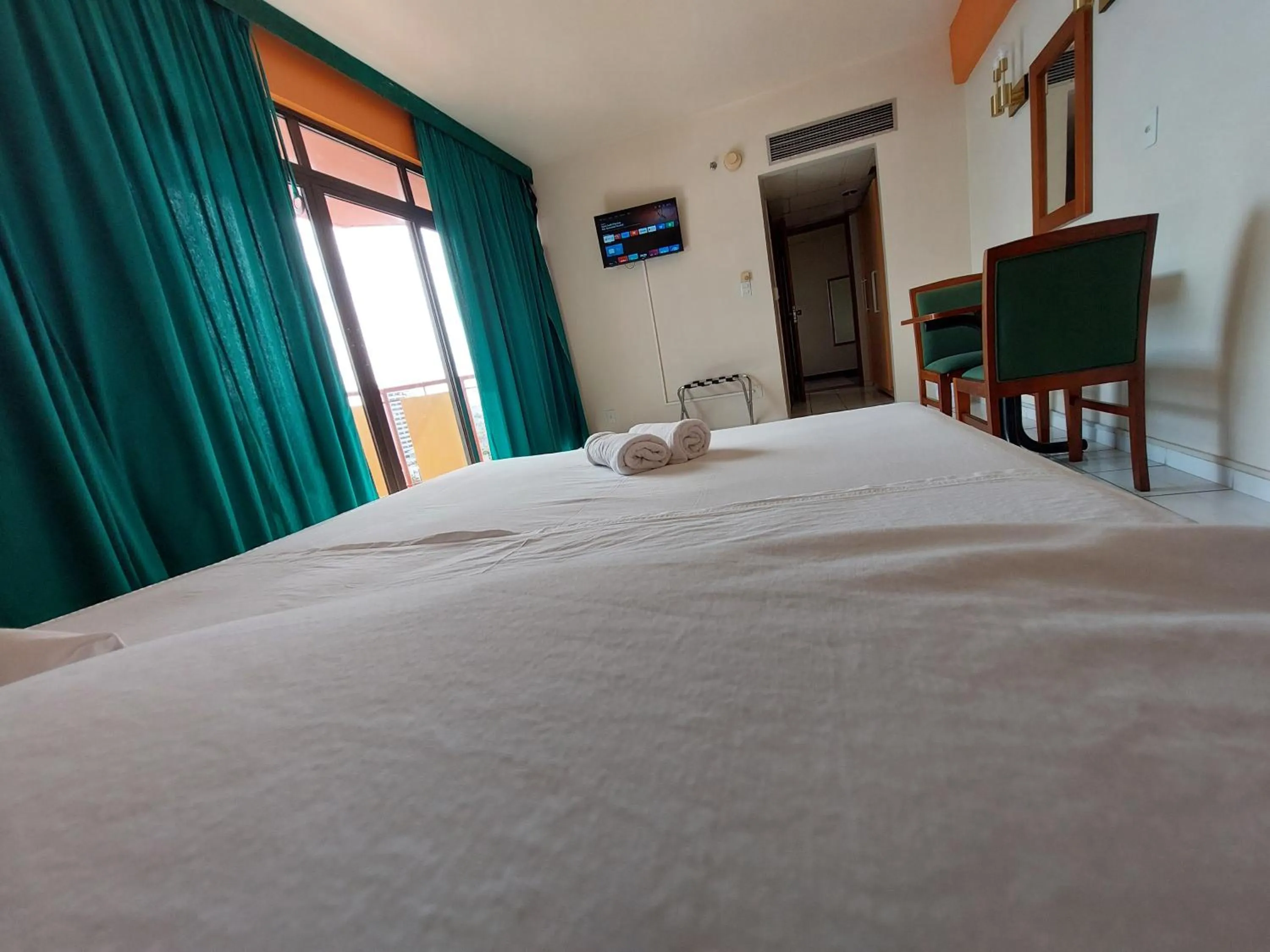 Photo of the whole room, Bed in Taj Mahal Hotel