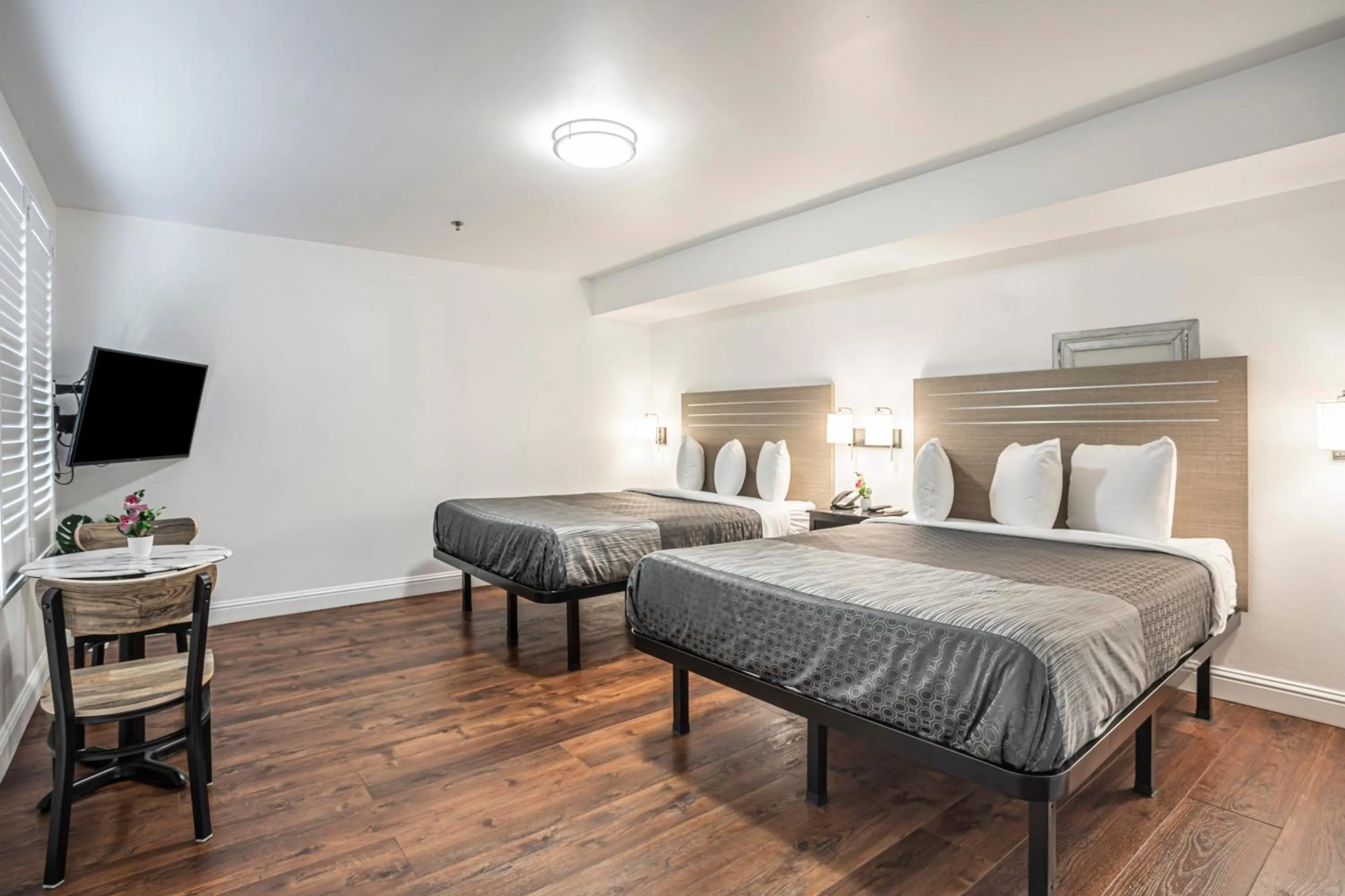 Guests, Bed in The Greens Hotel on Del Paso