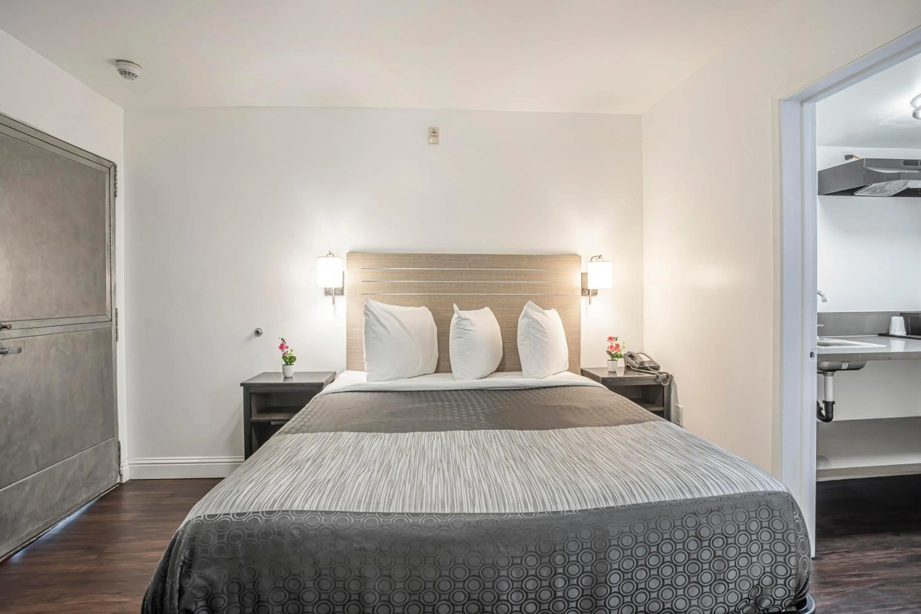 Guests, Bed in The Greens Hotel on Del Paso