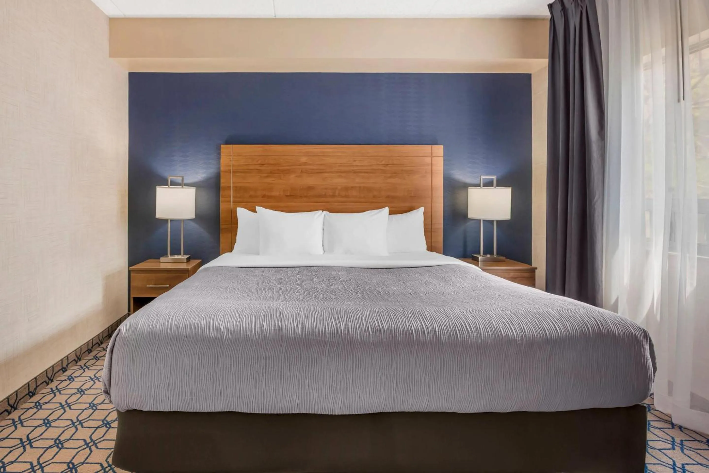 Bedroom, Bed in Quality Suites