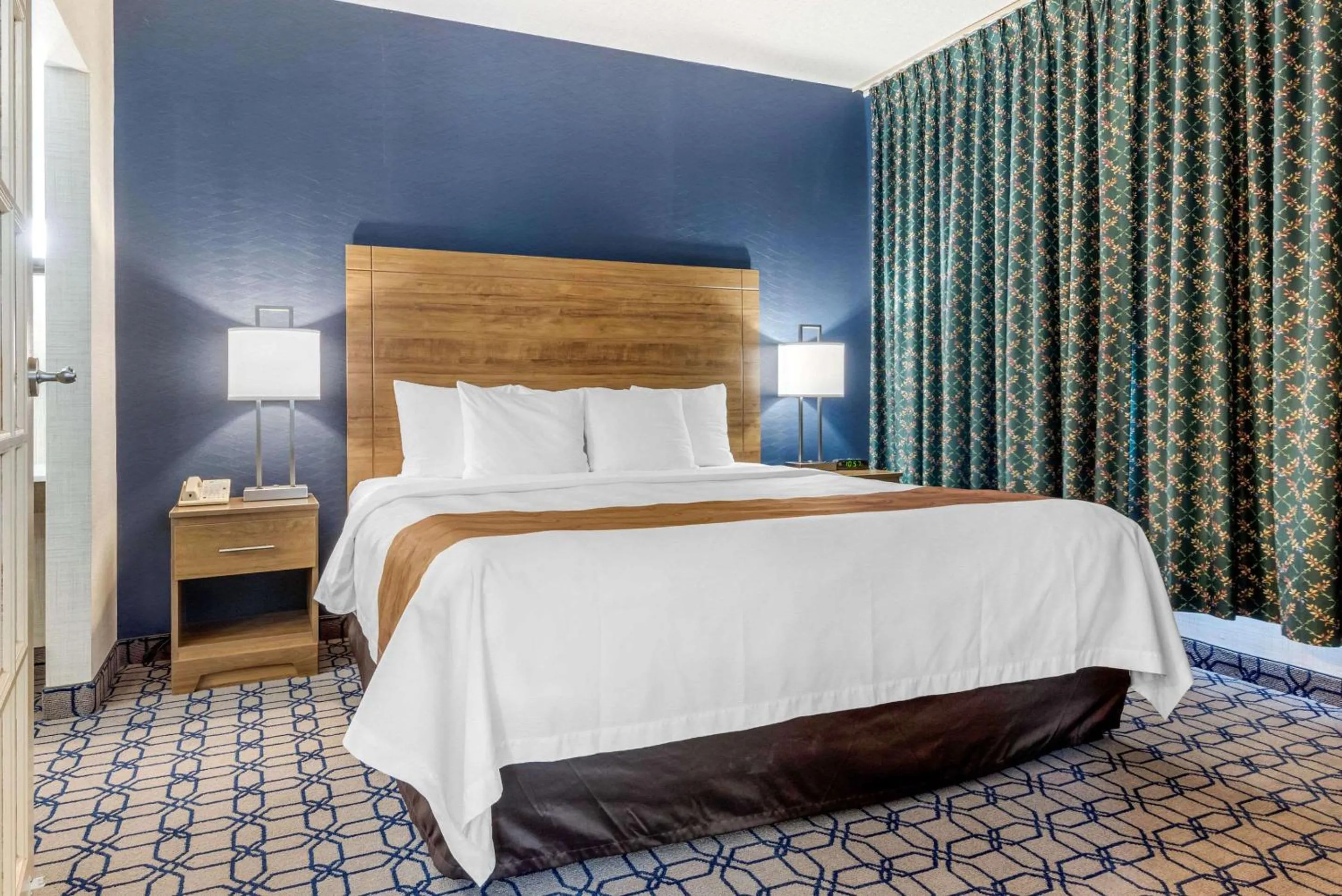 Bedroom, Bed in Quality Suites