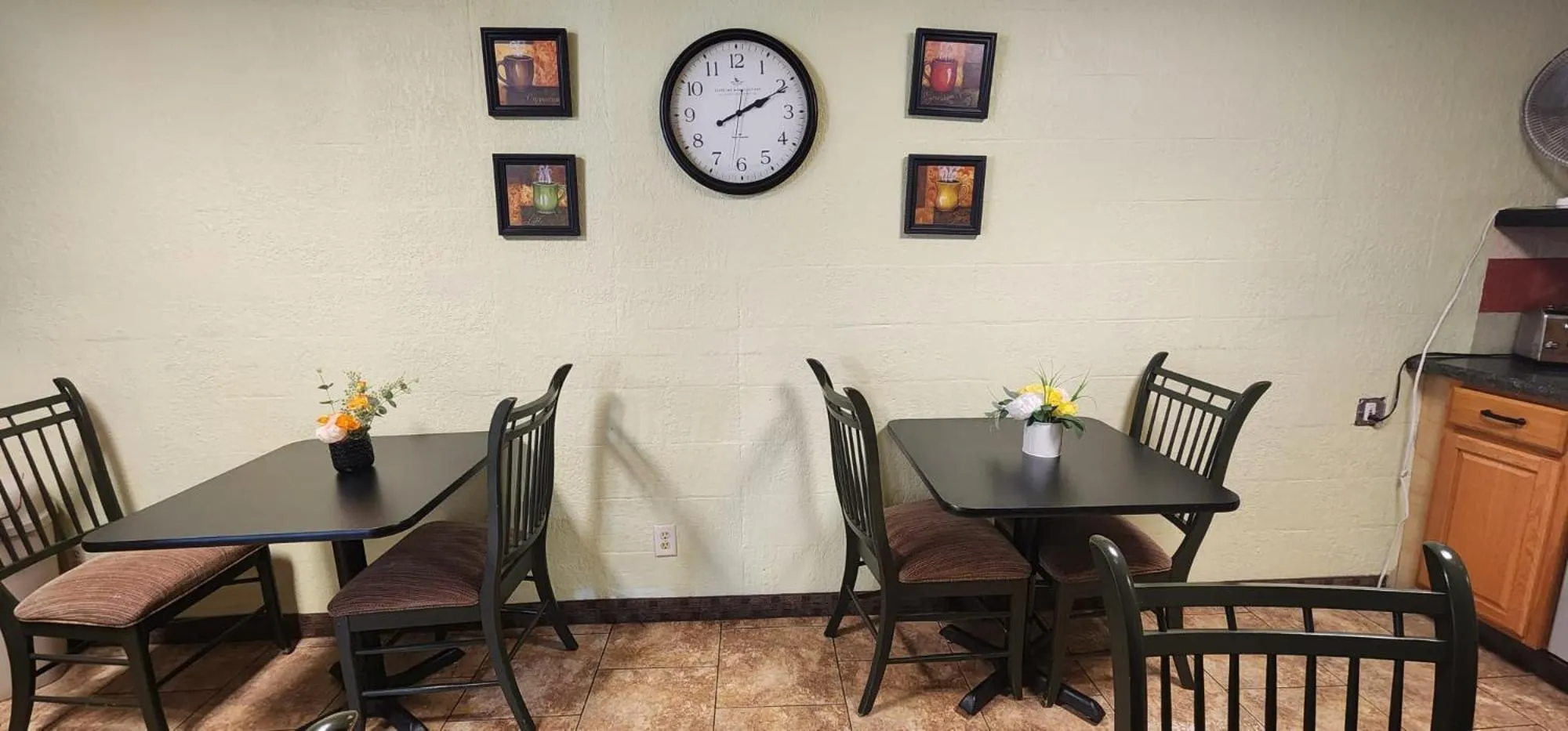 Breakfast in Lantern Motel