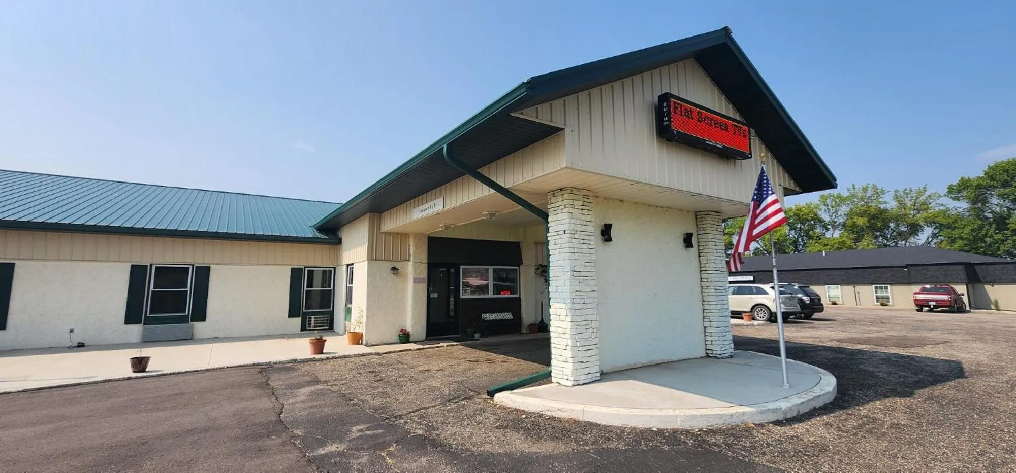 Property building in Lantern Motel