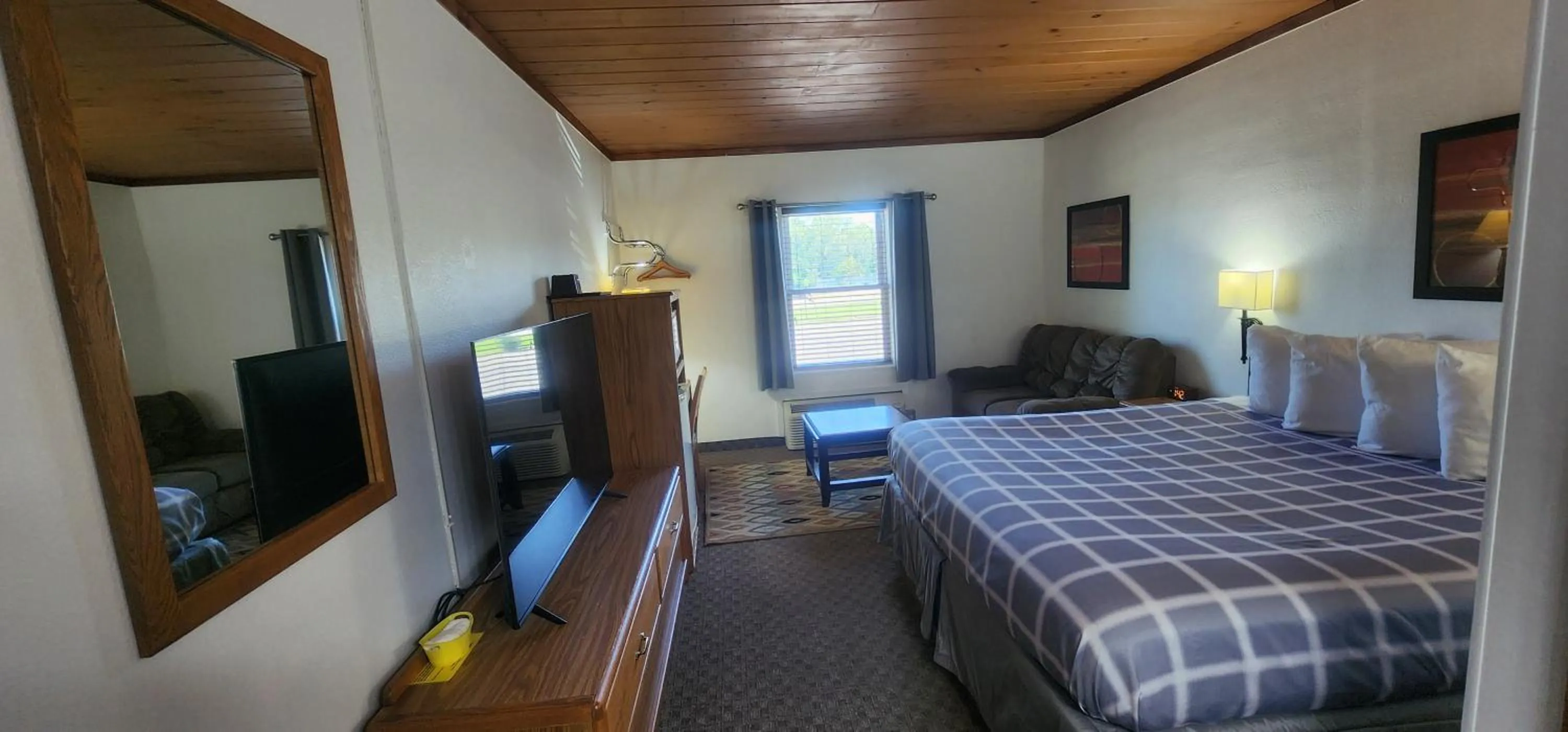 Bed in Lantern Motel